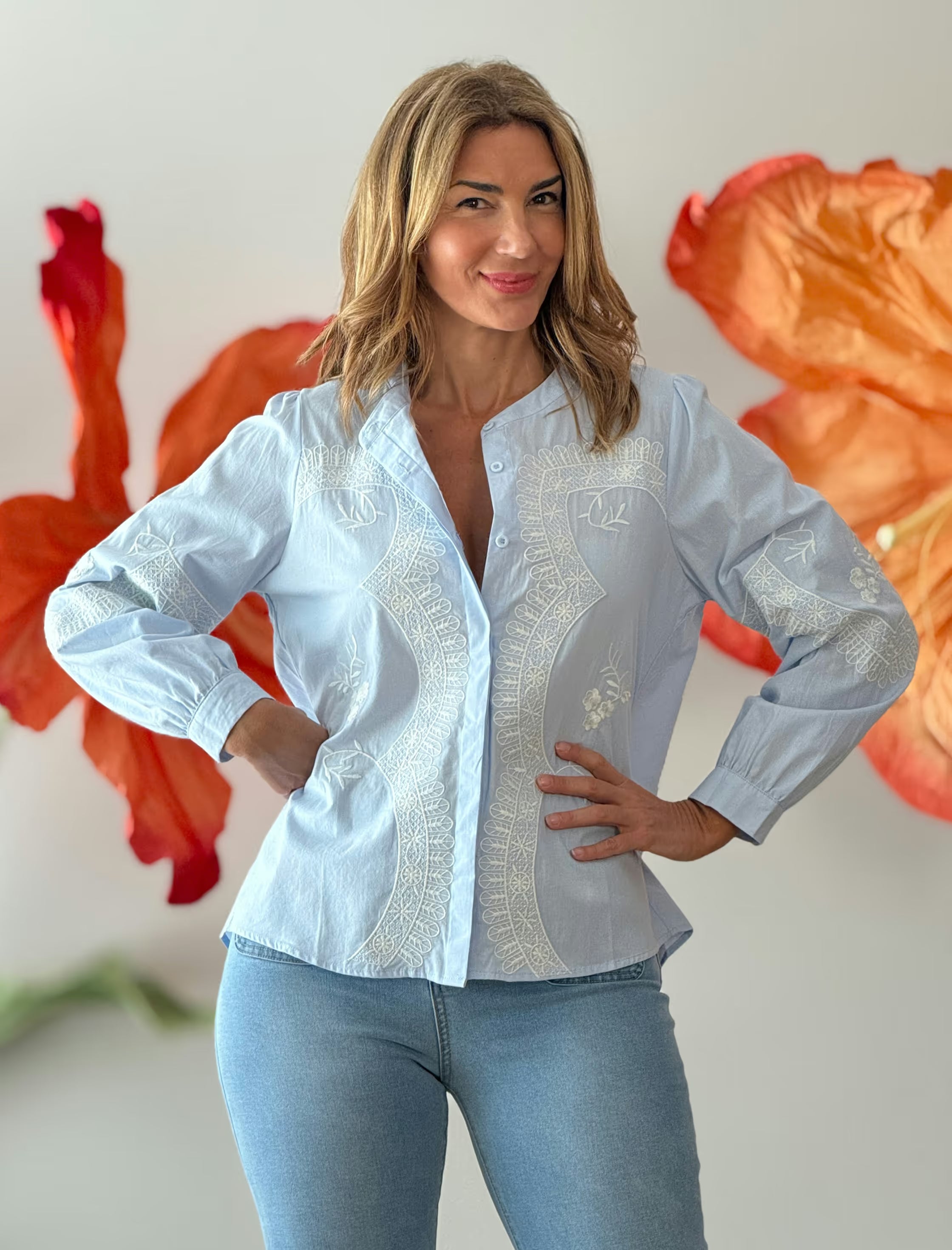 Camisa celeste bordada