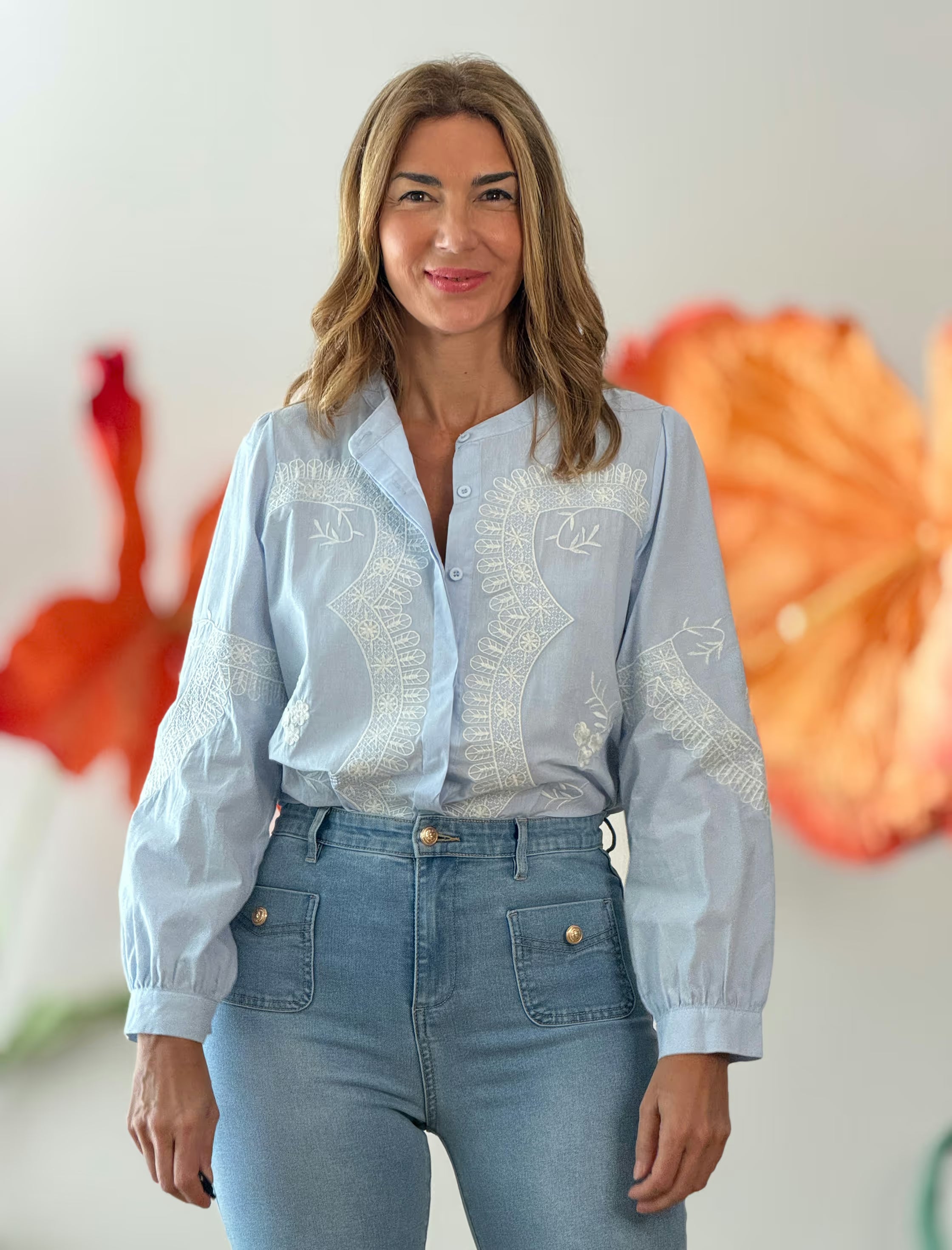 Camisa celeste bordada
