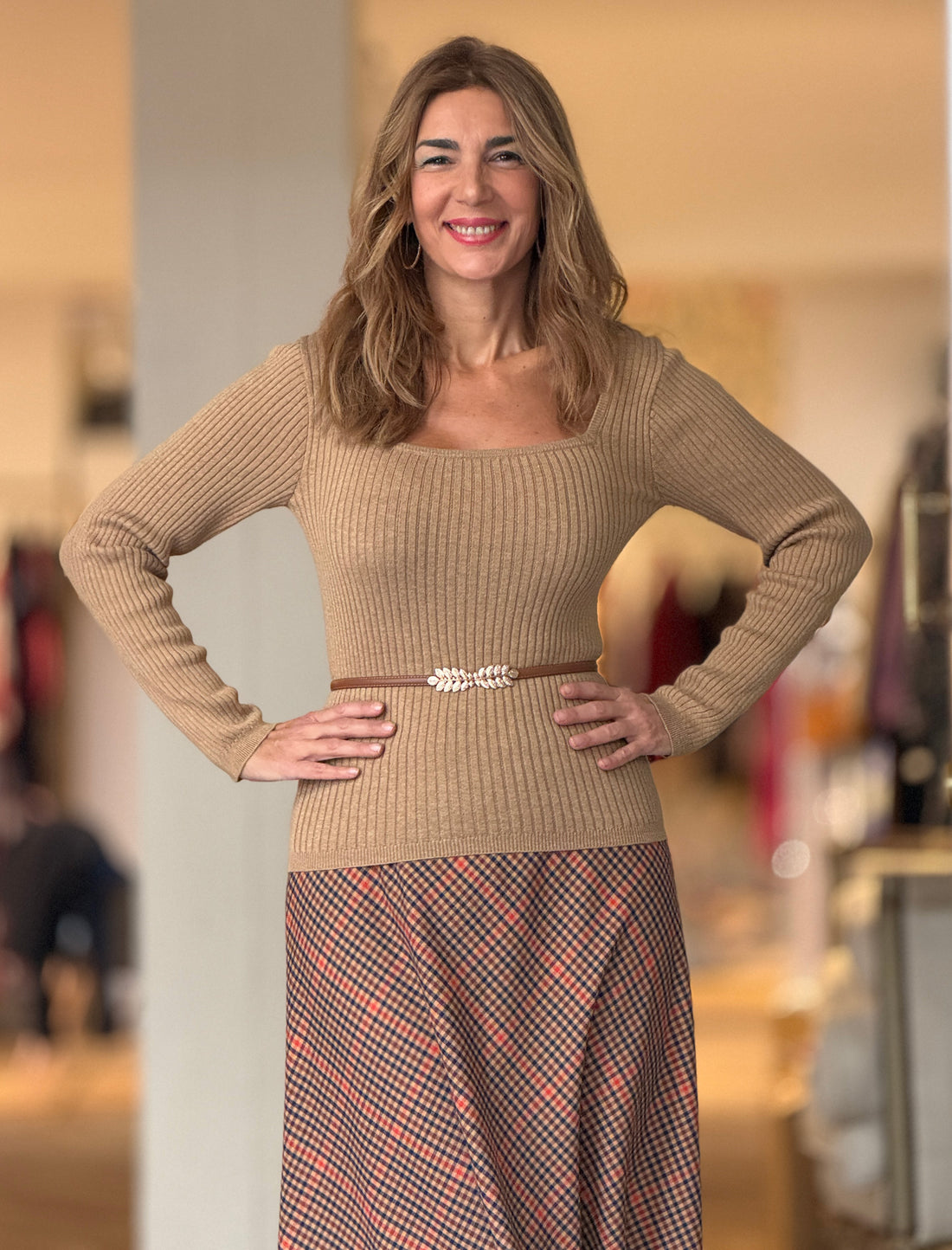 Jersey beig canalé escote bonito