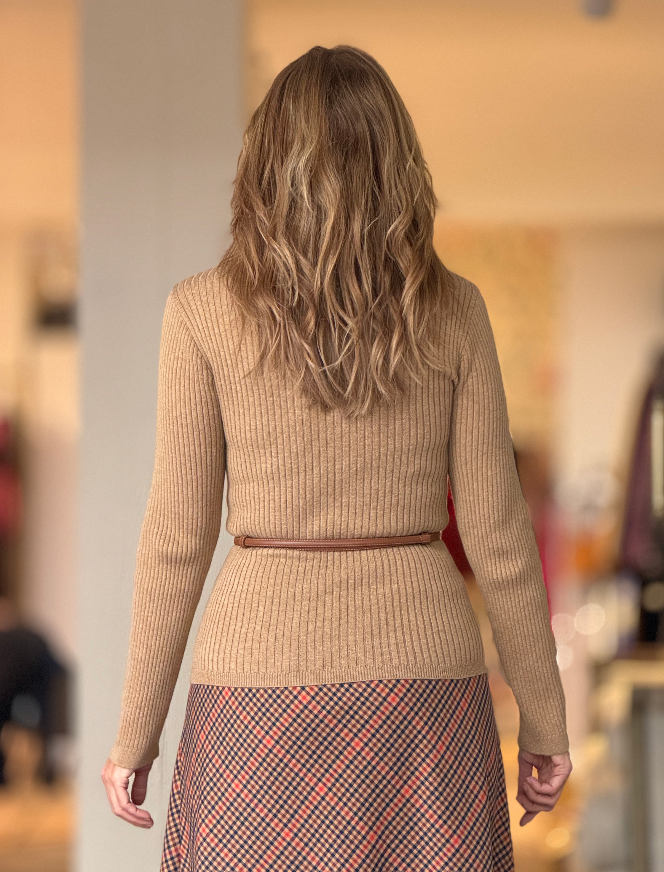 Jersey beig canalé escote bonito