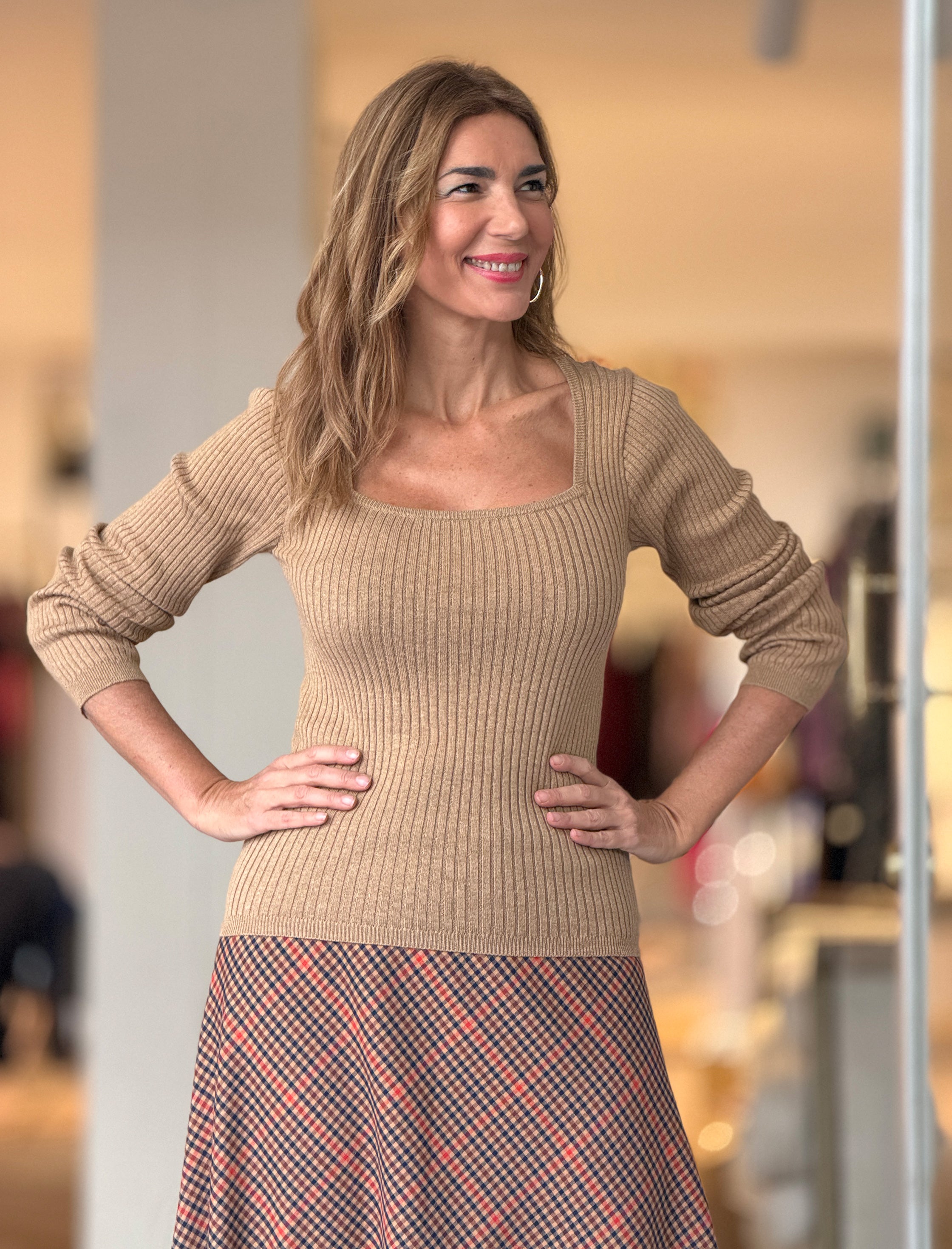 Jersey beig canalé escote bonito