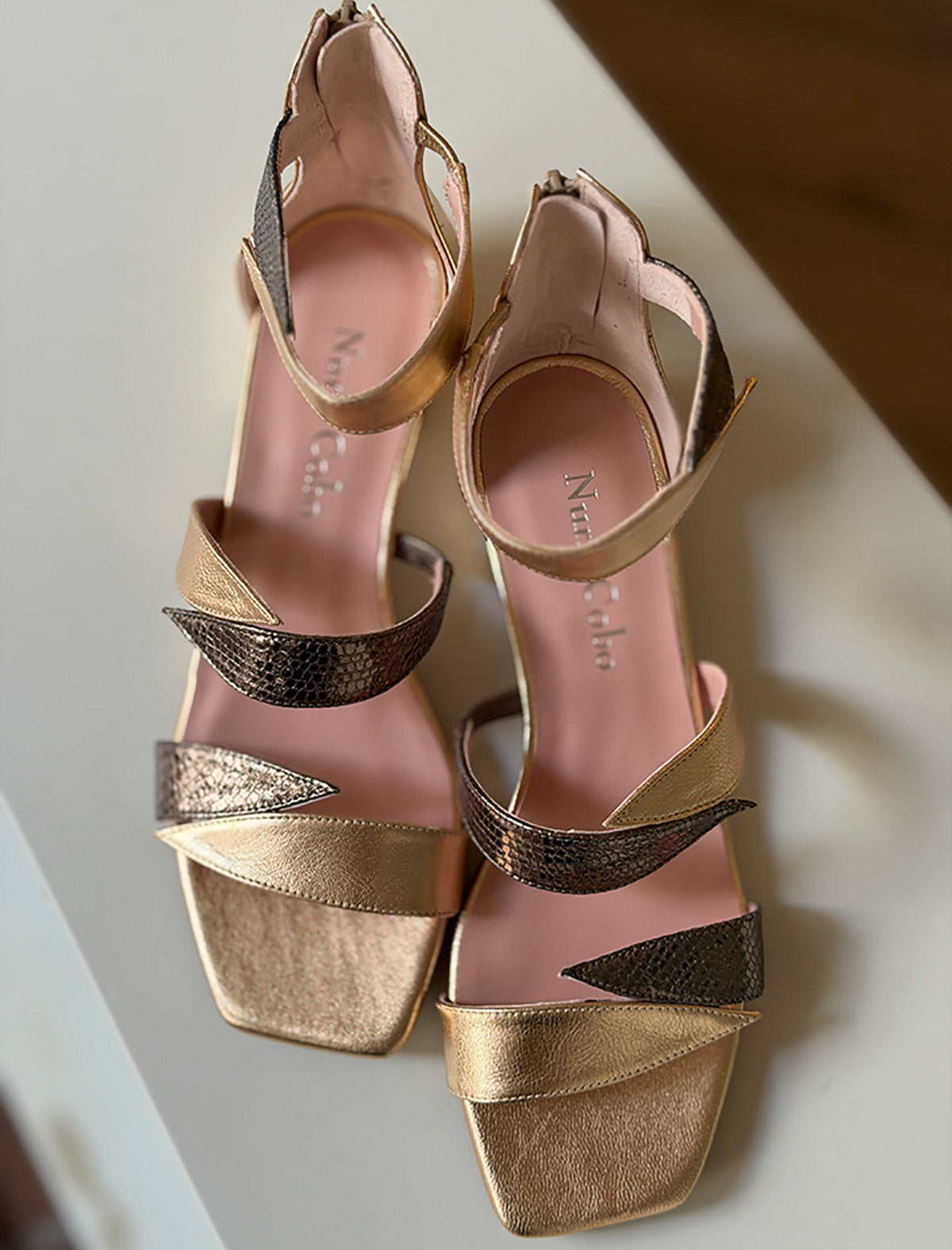 Sandalia plana dorada hoja