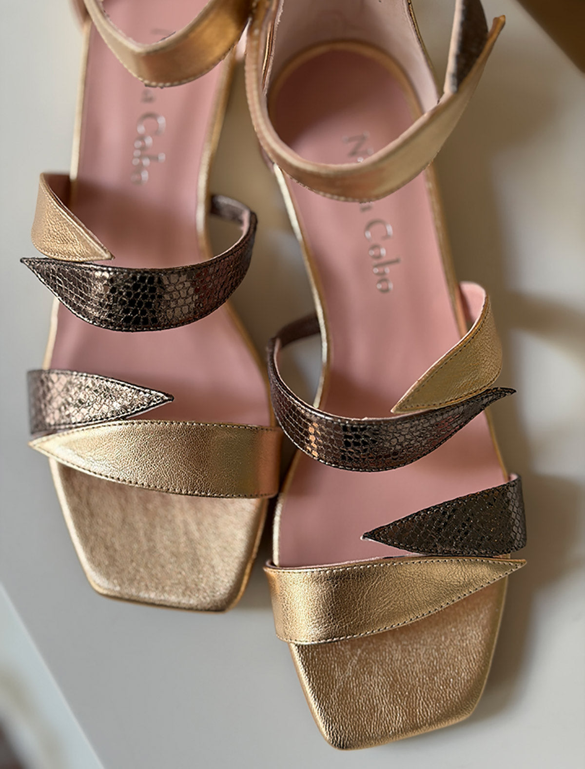 Sandalia plana dorada hoja