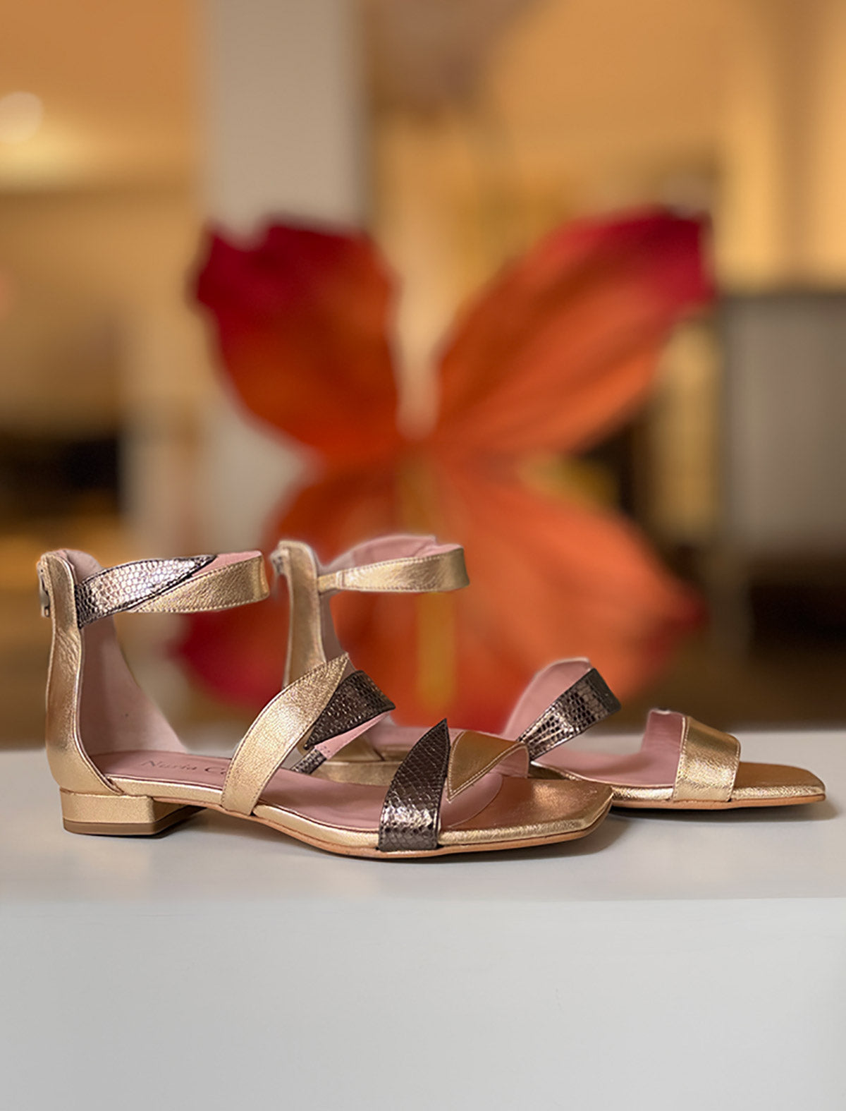 Sandalia plana dorada hoja