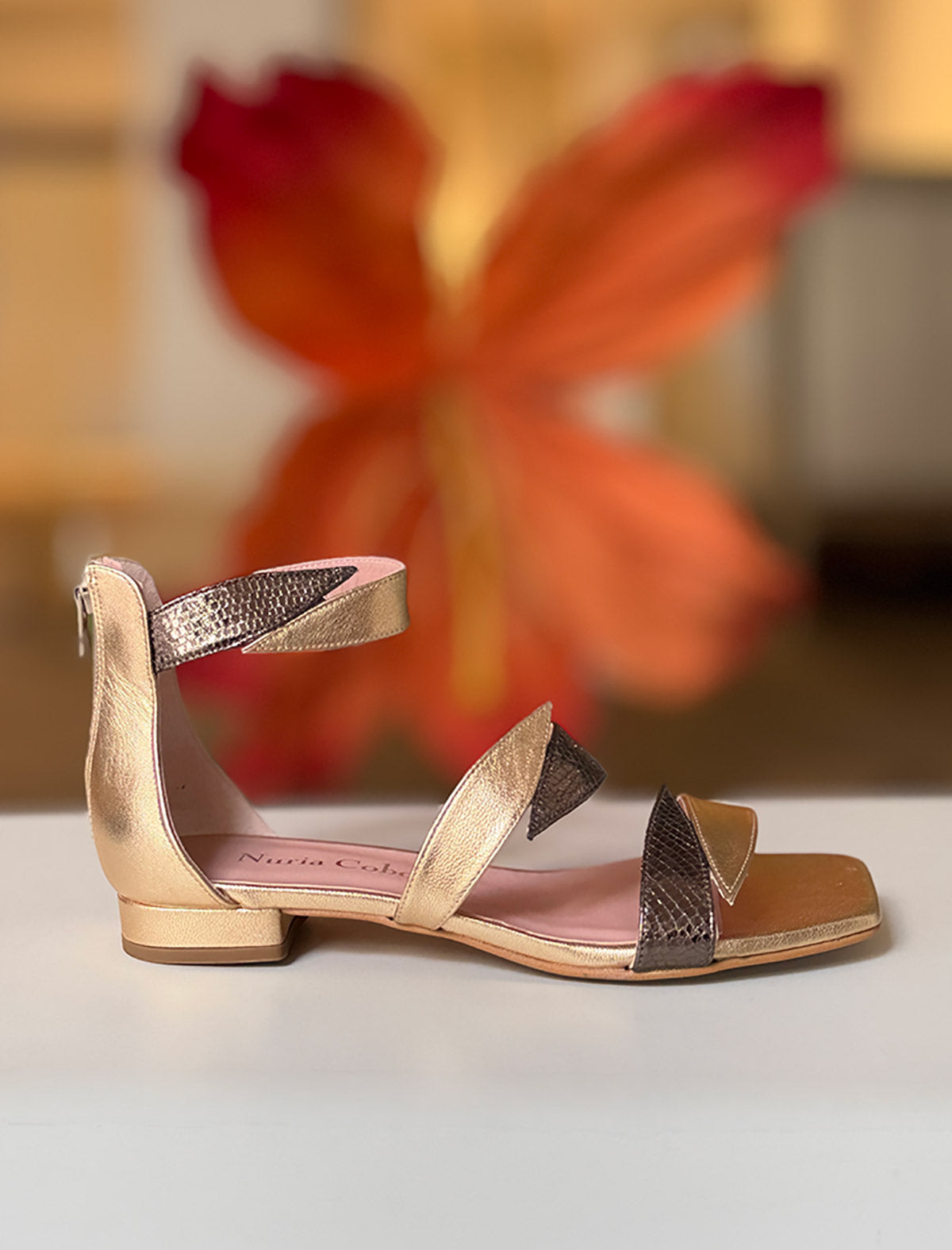 Sandalia plana dorada hoja