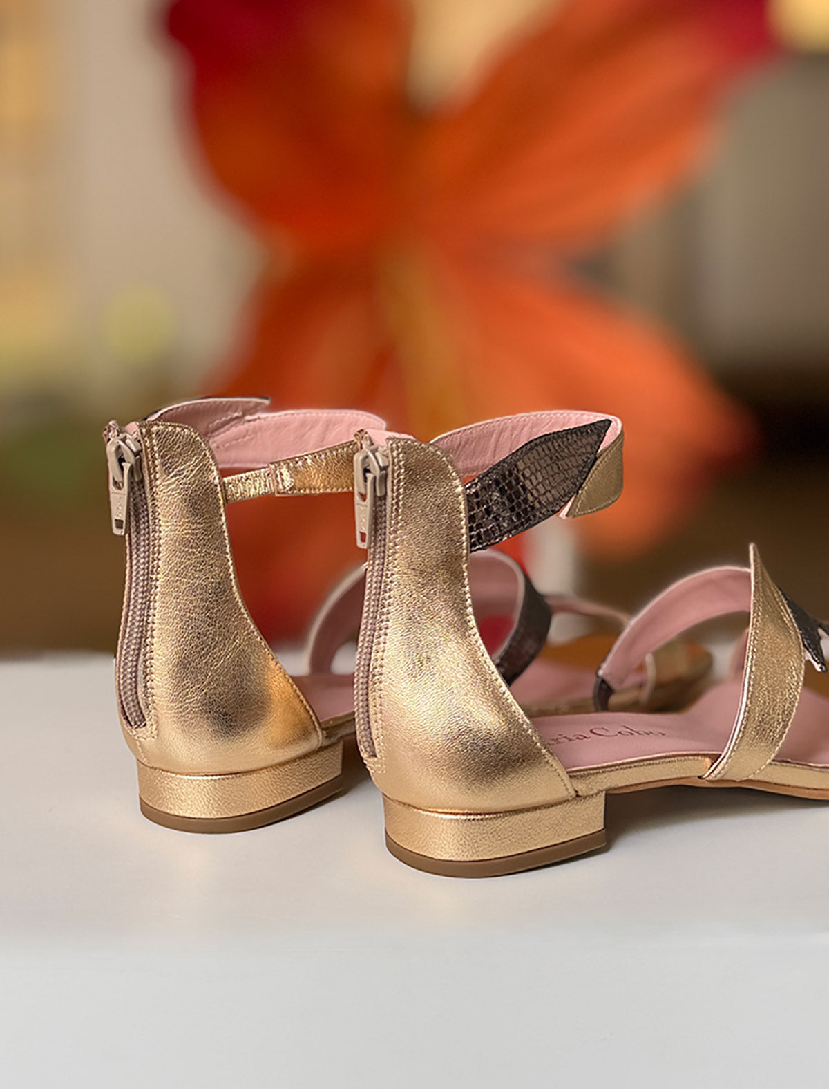 Sandalia plana dorada hoja