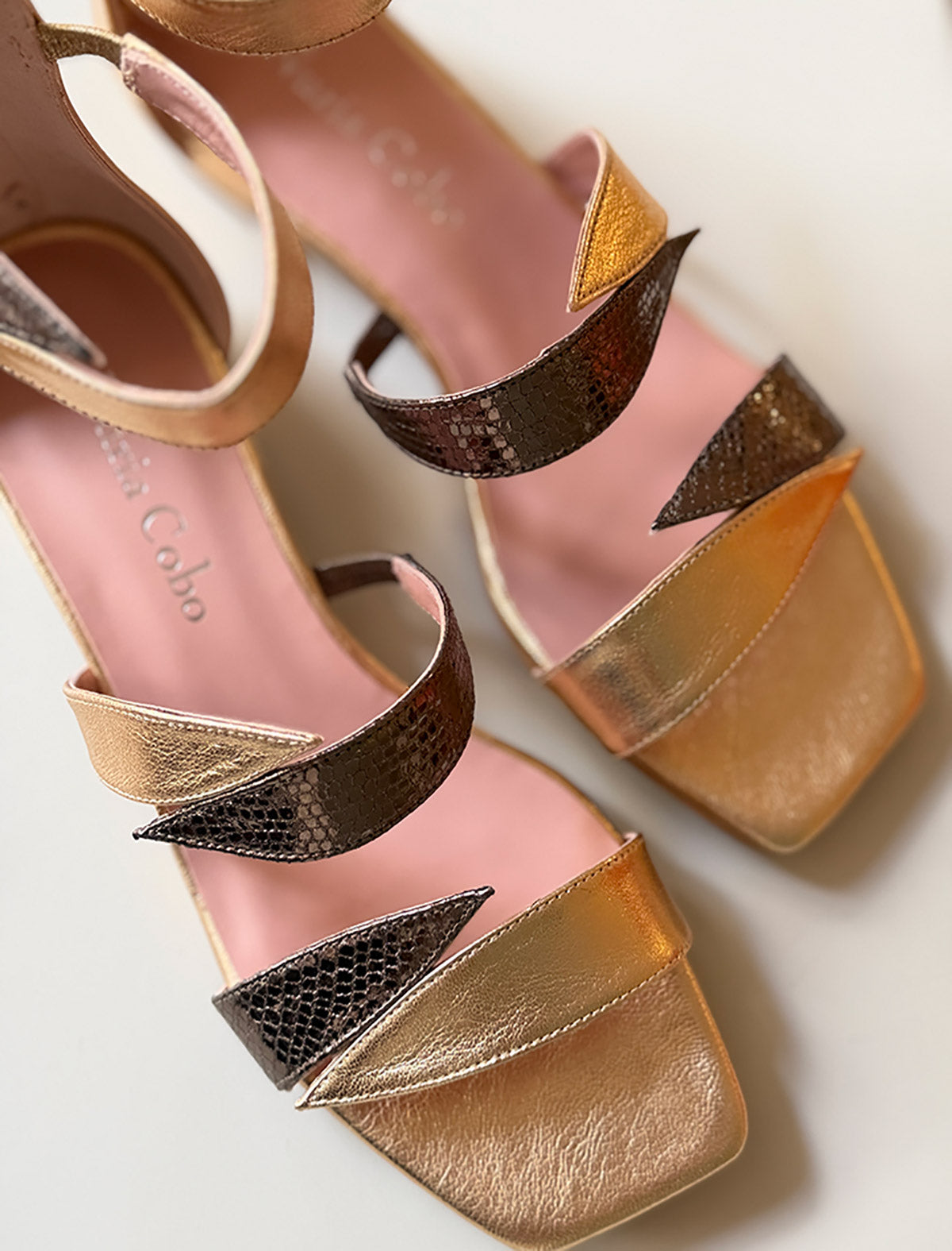 Sandalia plana dorada hoja