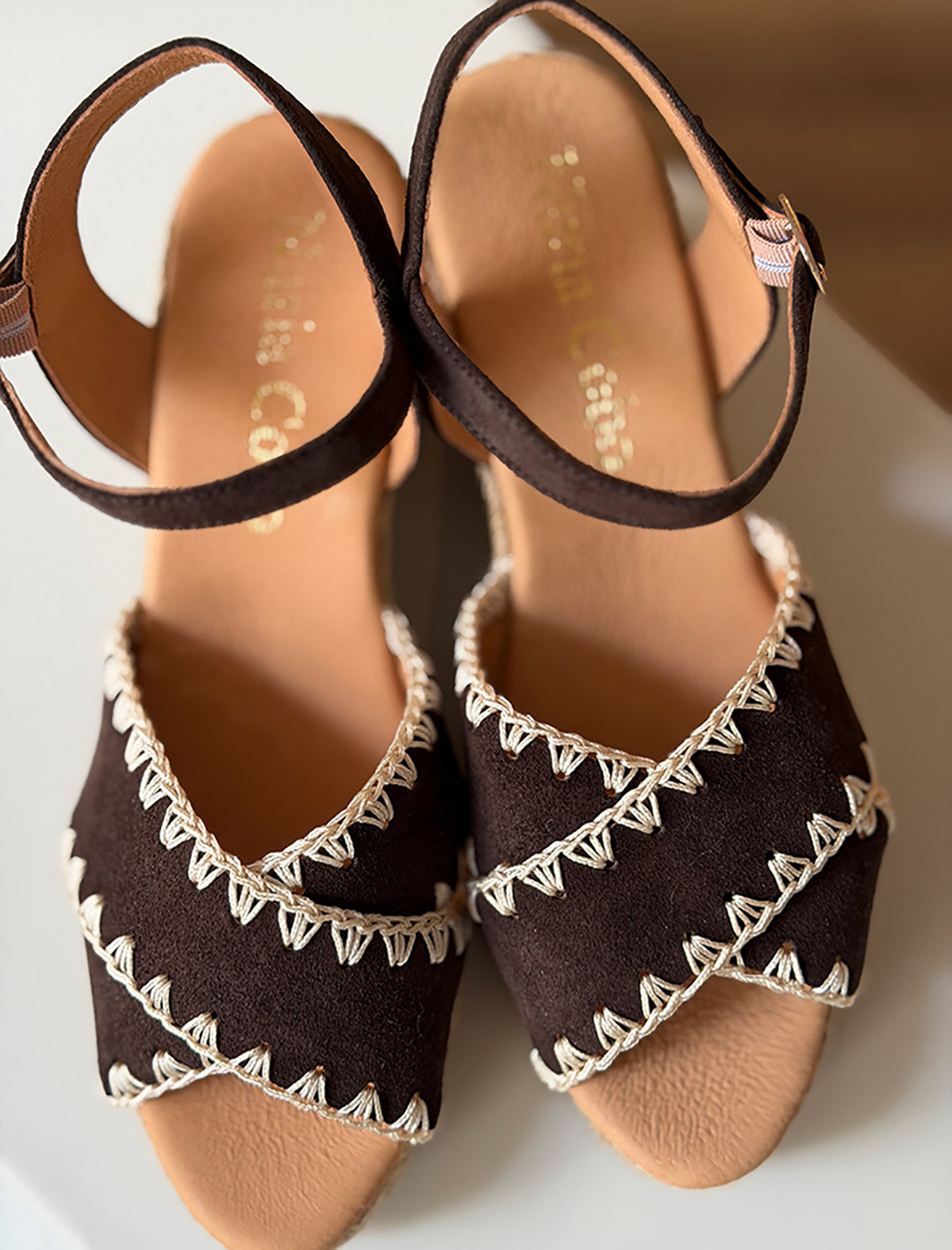 Alpargata de cuña piel puntera bordada marrón chocolate Mikonos