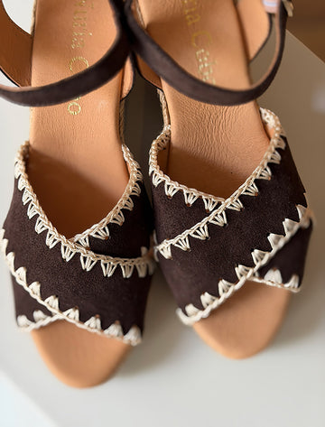Alpargata de cuña piel puntera bordada marrón chocolate Mikonos
