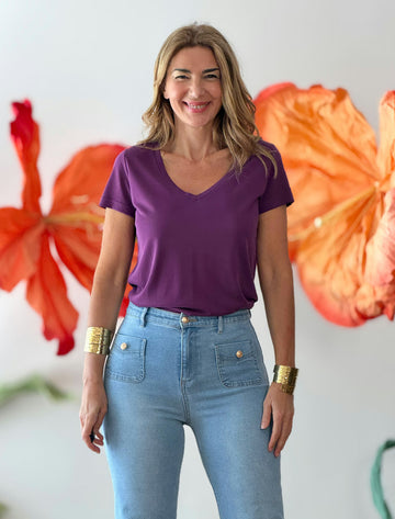 Camiseta morada ideal escote en pico