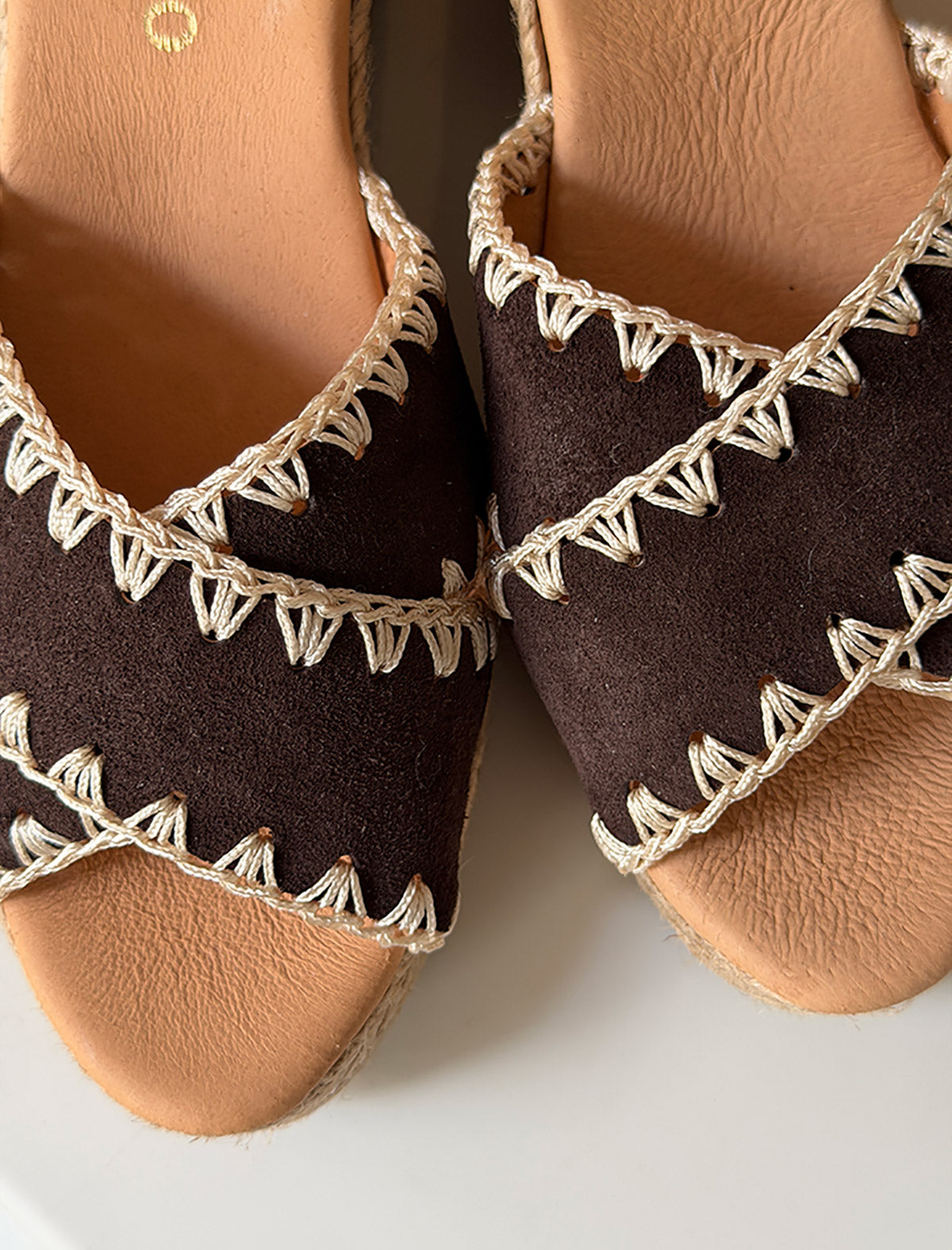 Alpargata de cuña piel puntera bordada marrón chocolate Mikonos