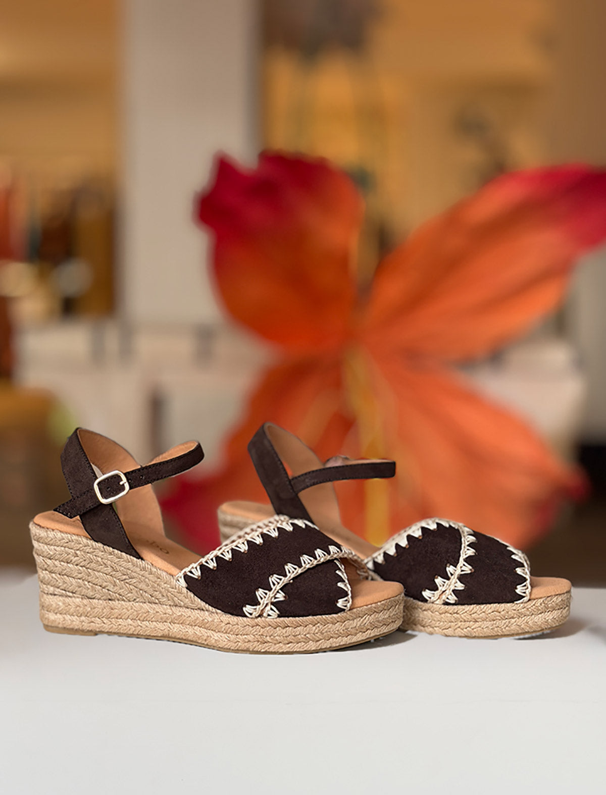 Alpargata de cuña piel puntera bordada marrón chocolate Mikonos