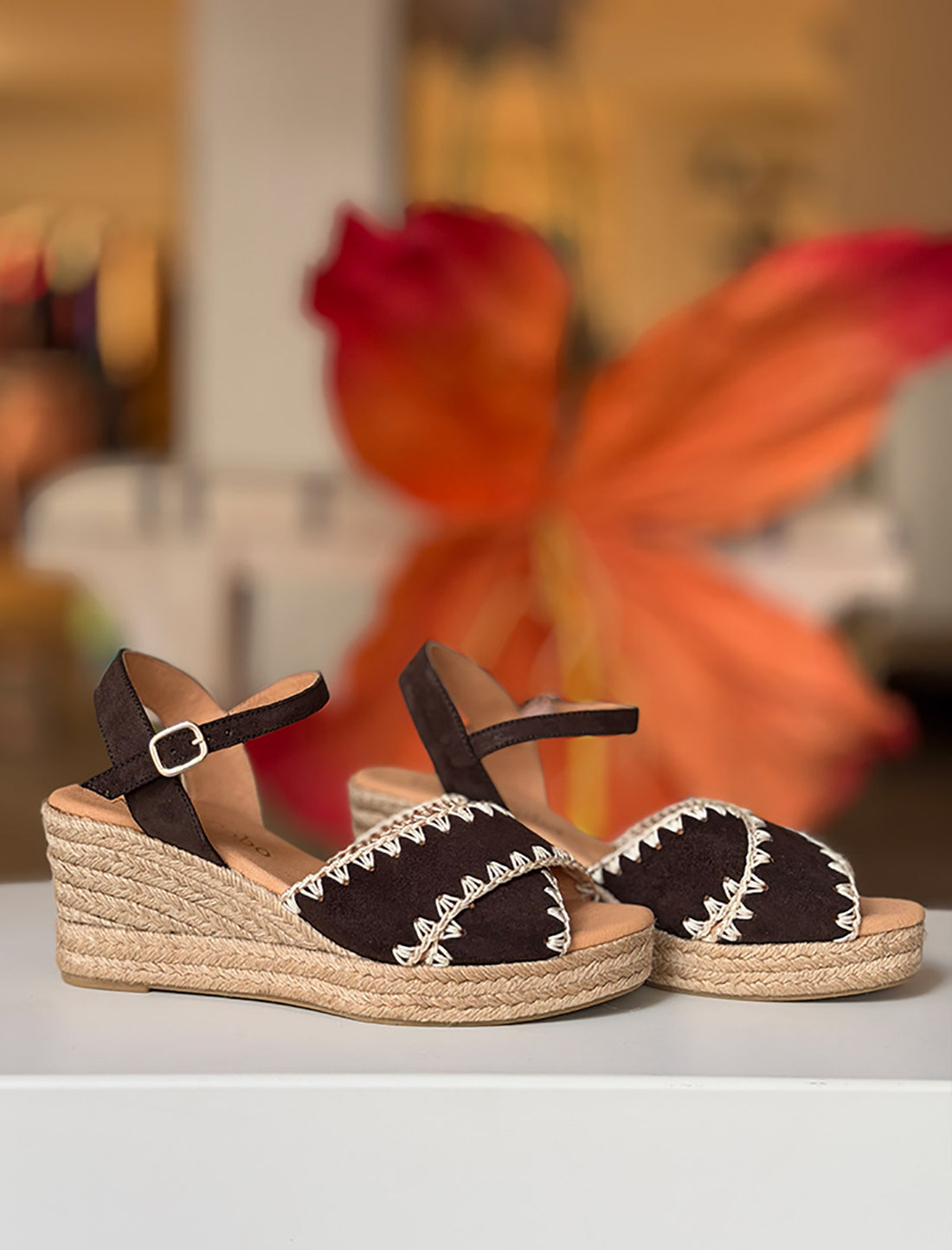 Alpargata de cuña piel puntera bordada marrón chocolate Mikonos