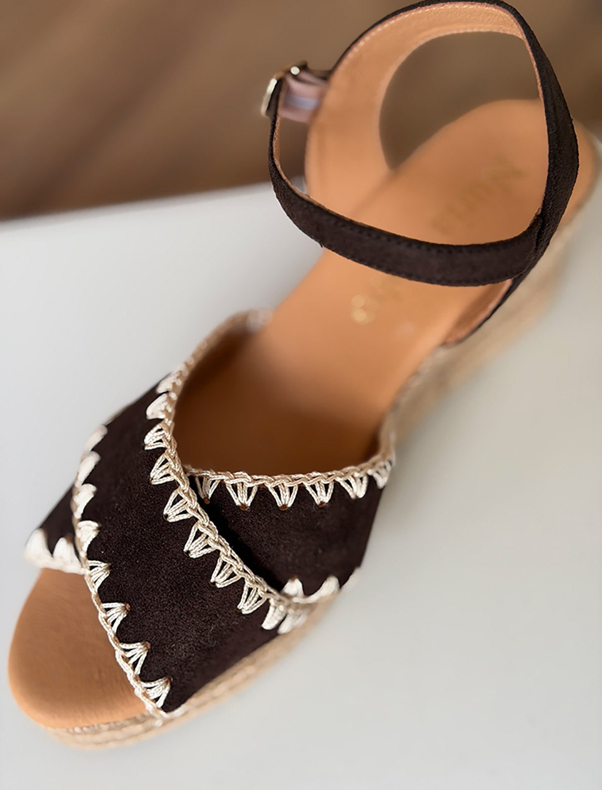 Alpargata de cuña piel puntera bordada marrón chocolate Mikonos