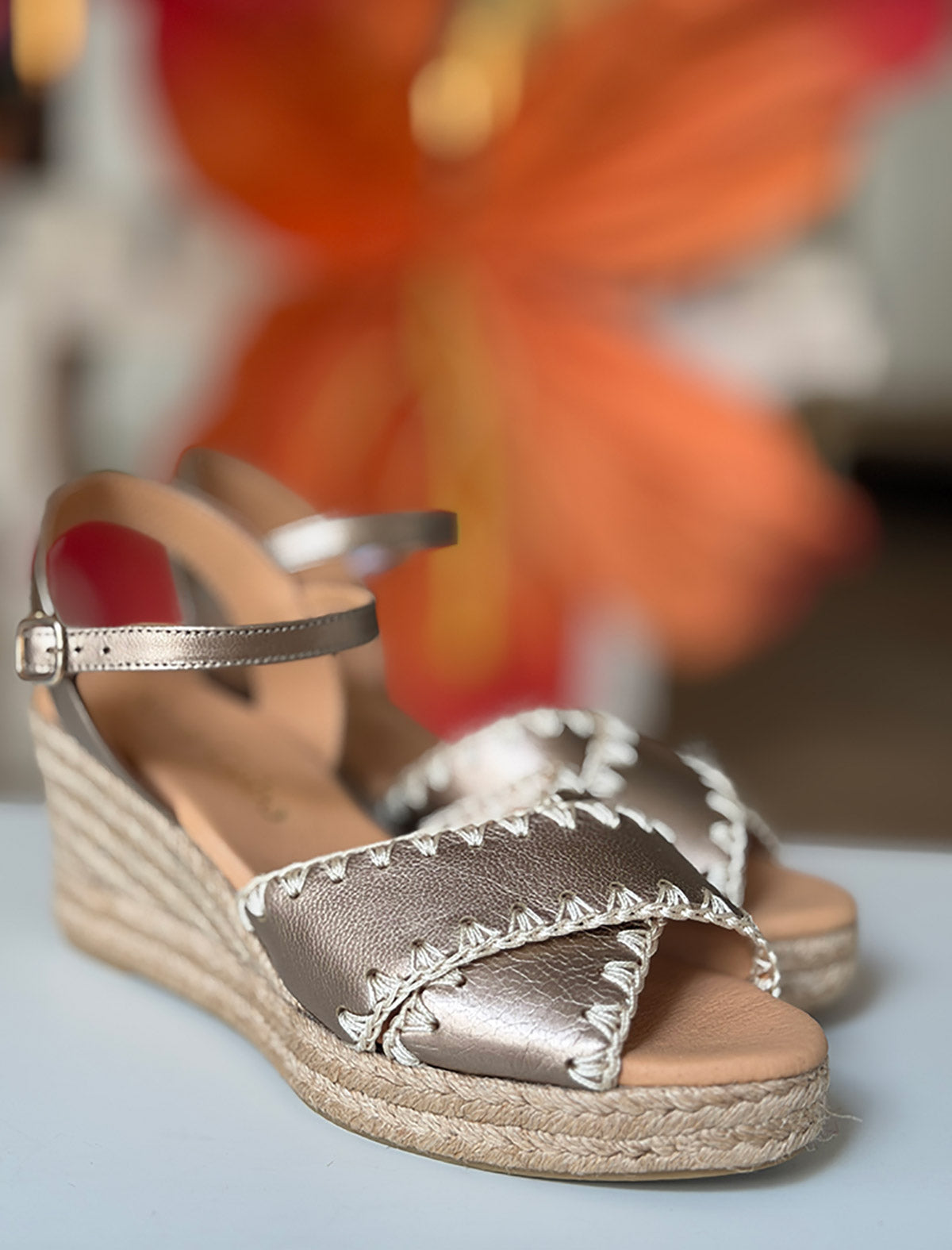 Alpargata de cuña piel puntera bordada oro Mikonos