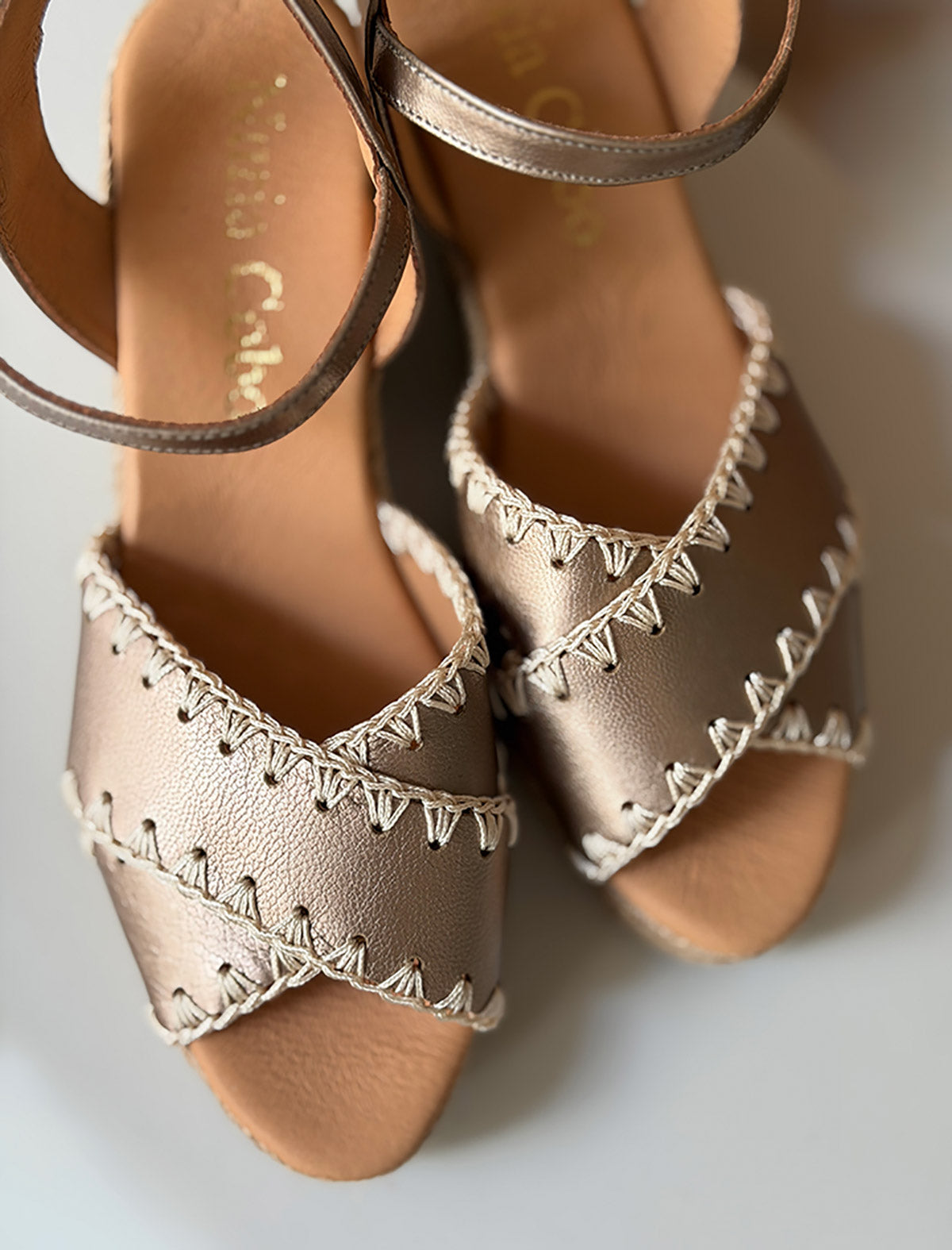 Alpargata de cuña piel puntera bordada oro Mikonos