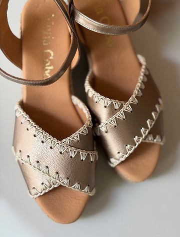 Alpargata de cuña piel puntera bordada oro Mikonos