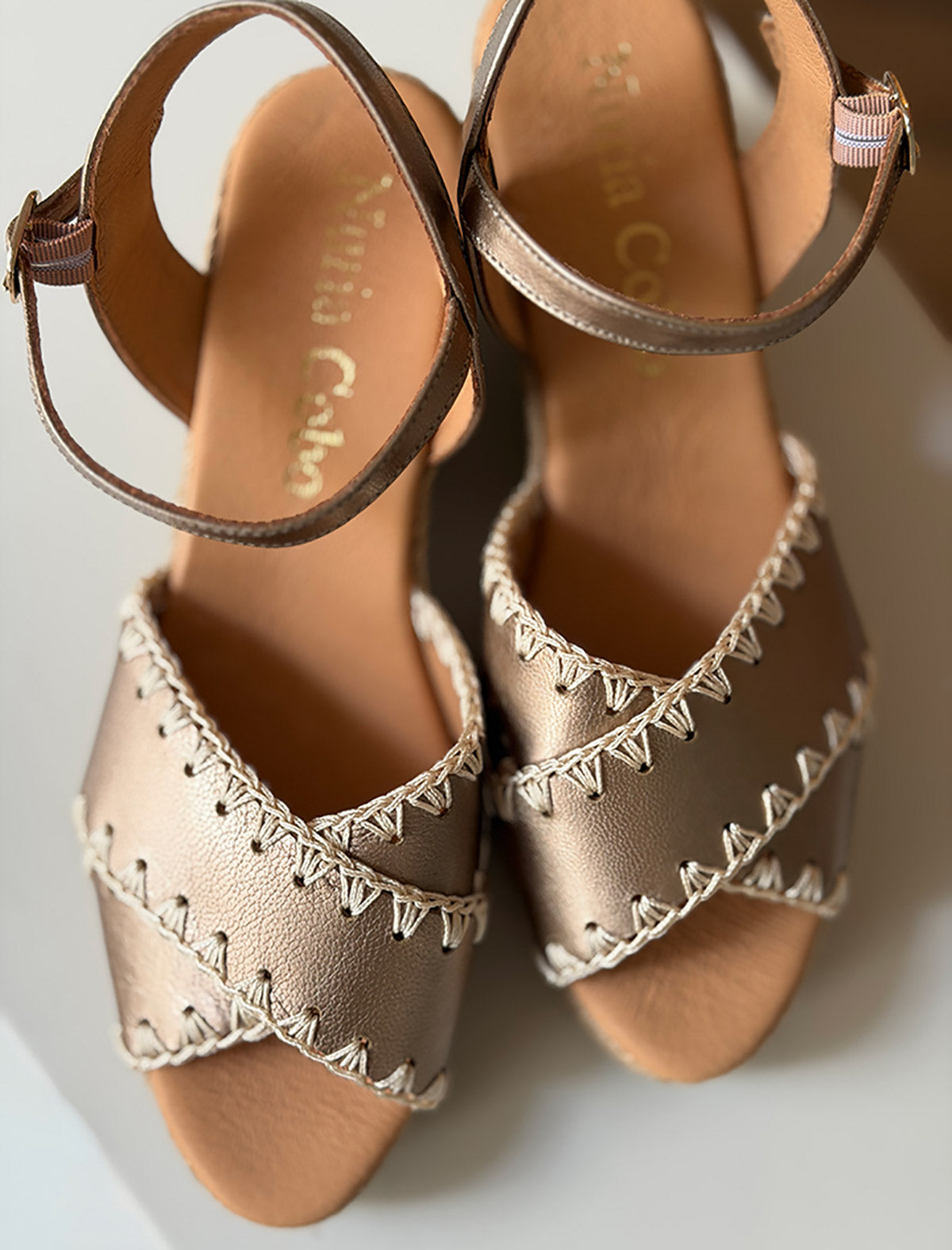 Alpargata de cuña piel puntera bordada oro Mikonos