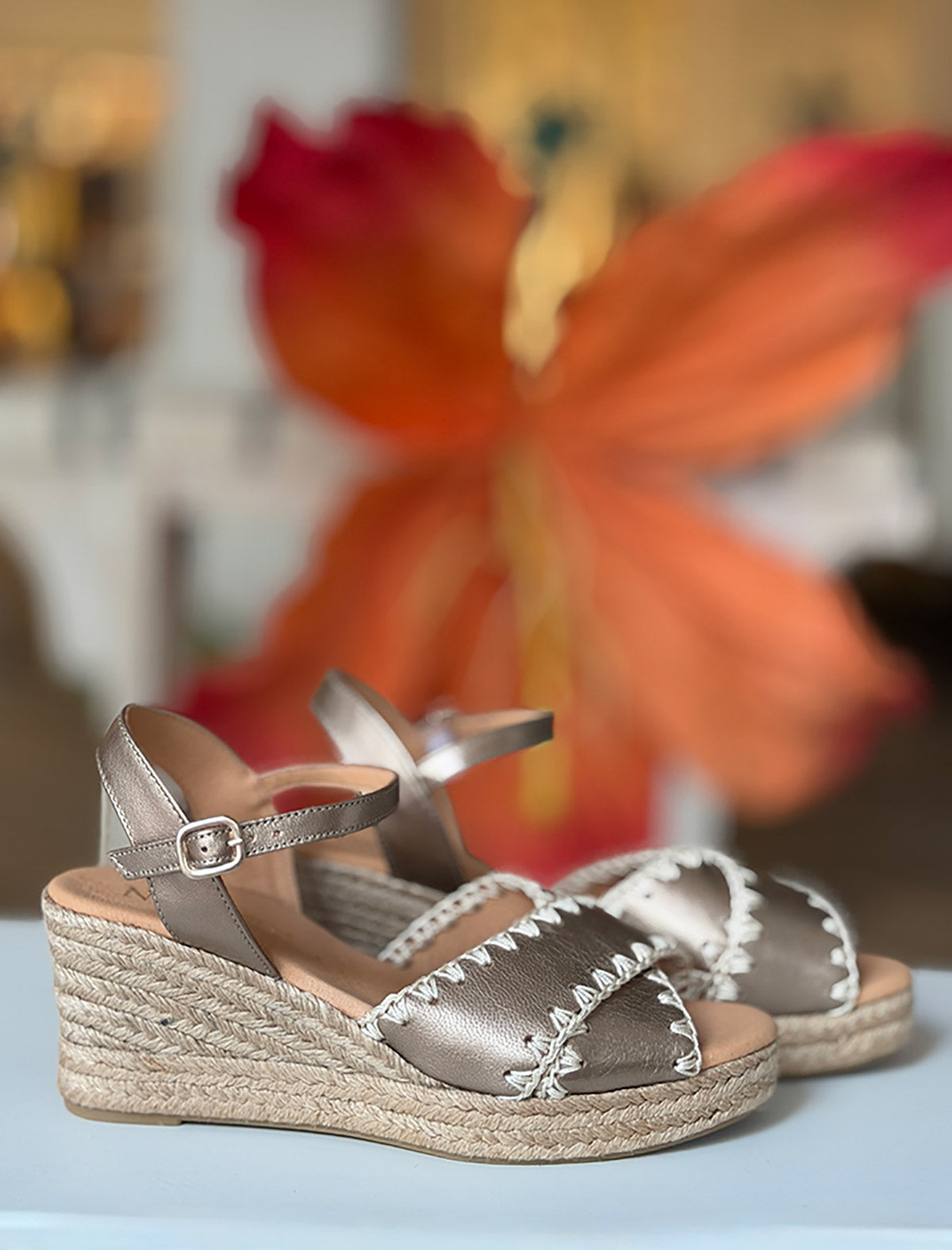 Alpargata de cuña piel puntera bordada oro Mikonos