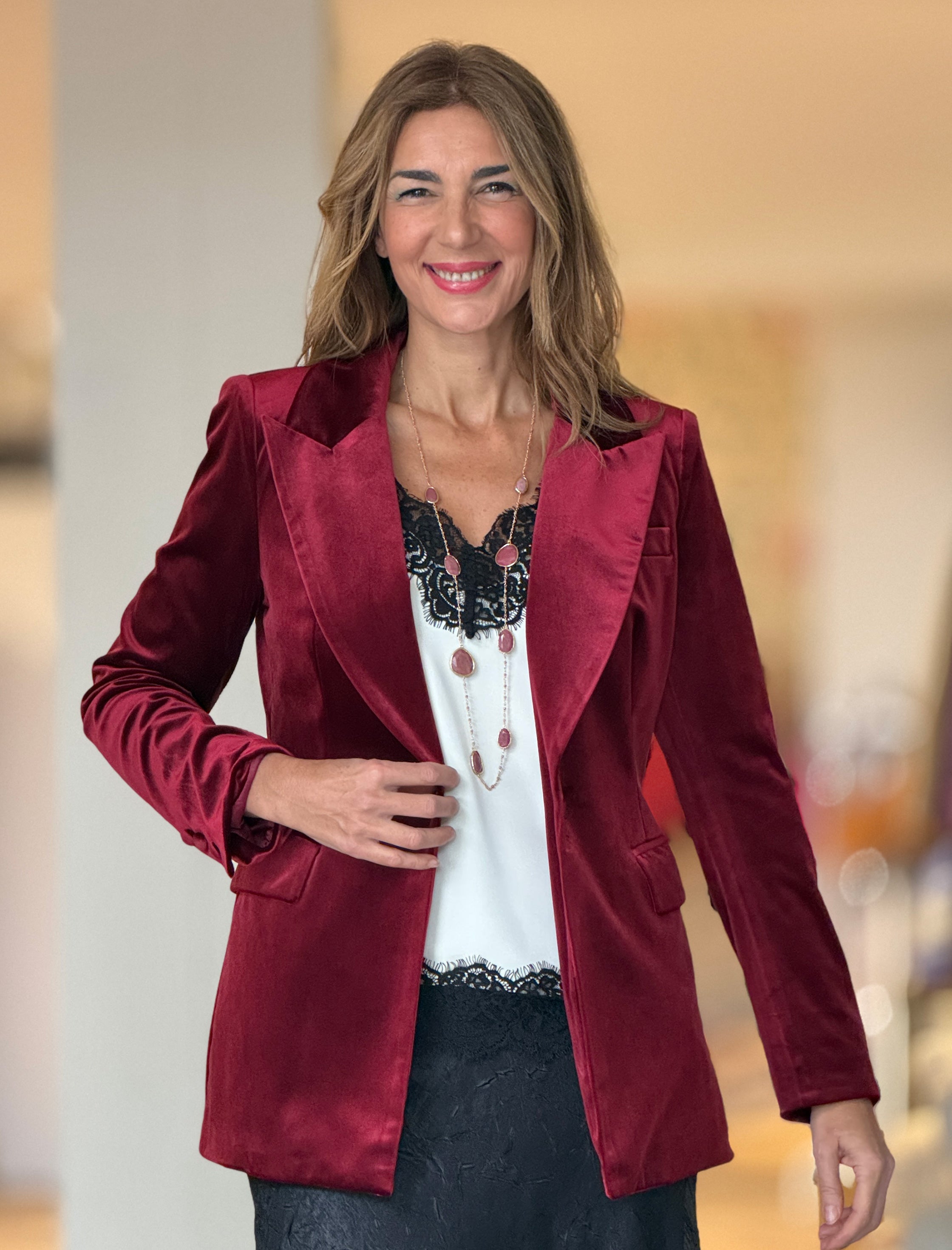 Chaqueta ideal de terciopelo burdeos