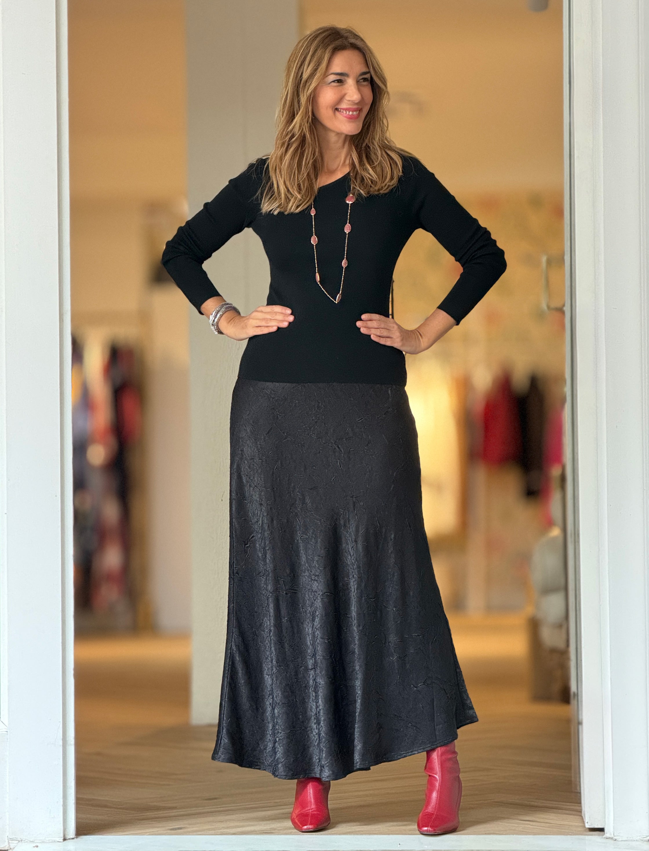 Jersey negro cuello asimétrico