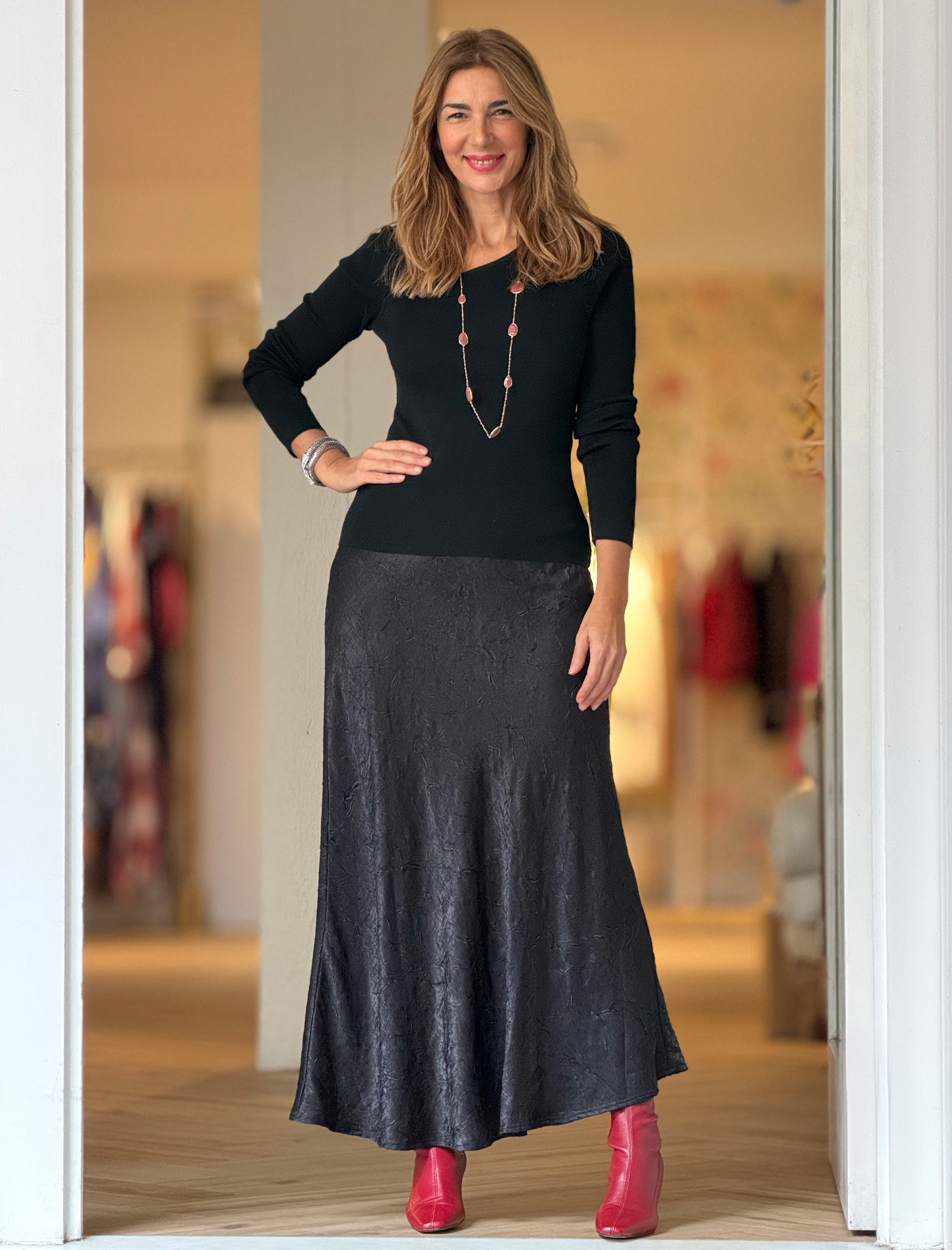 Jersey negro cuello asimétrico