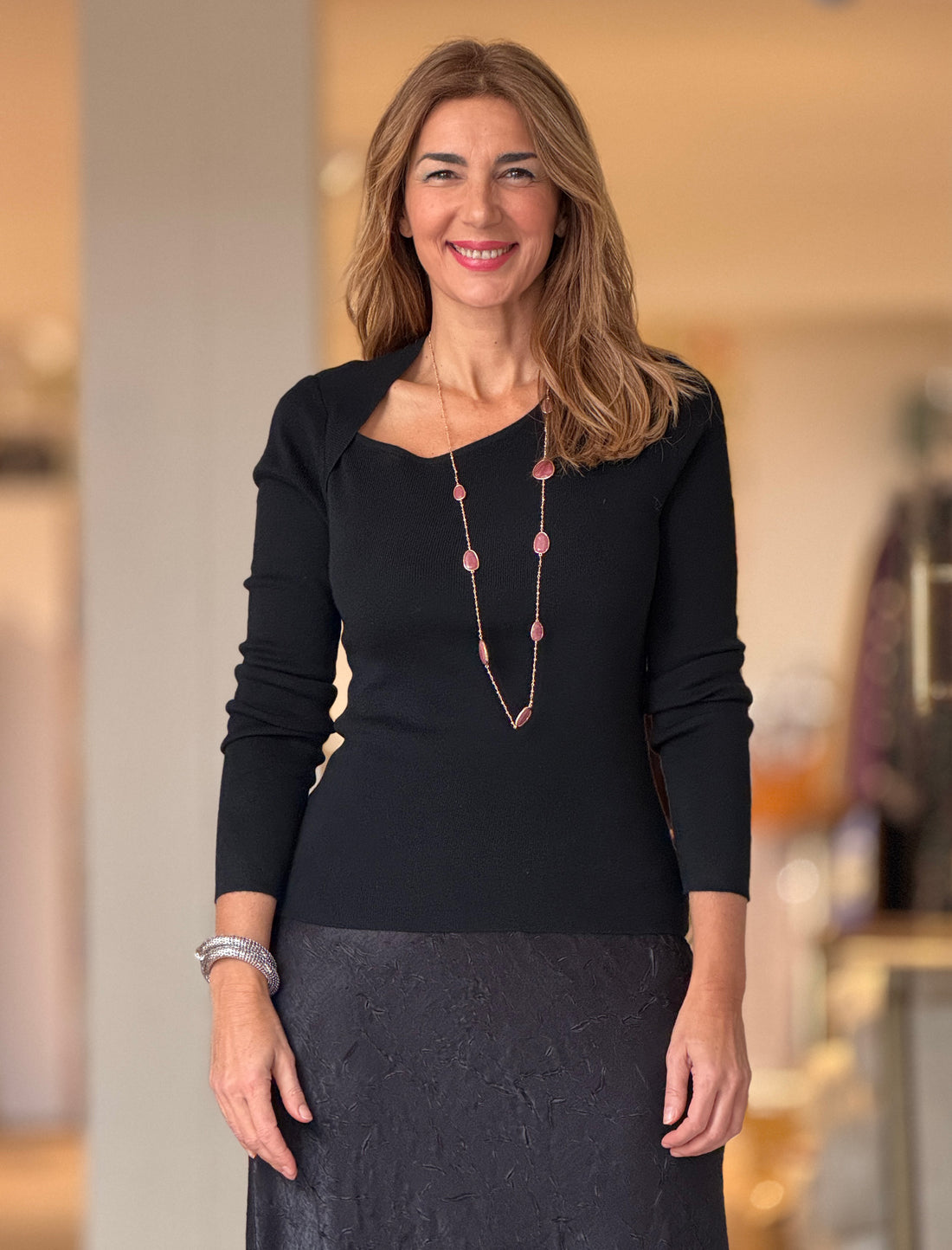 Jersey negro cuello asimétrico