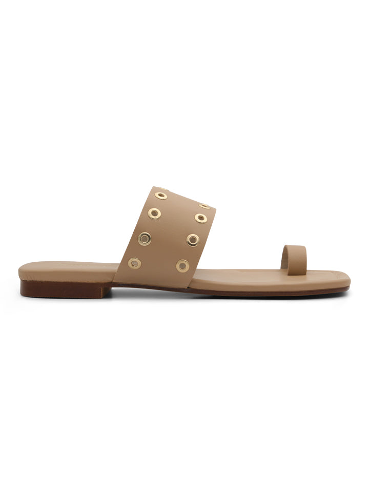 Sandalia cool de tachas tierra