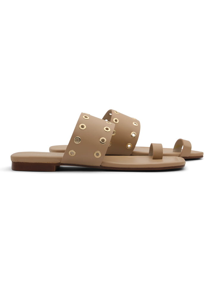 Sandalia cool de tachas tierra