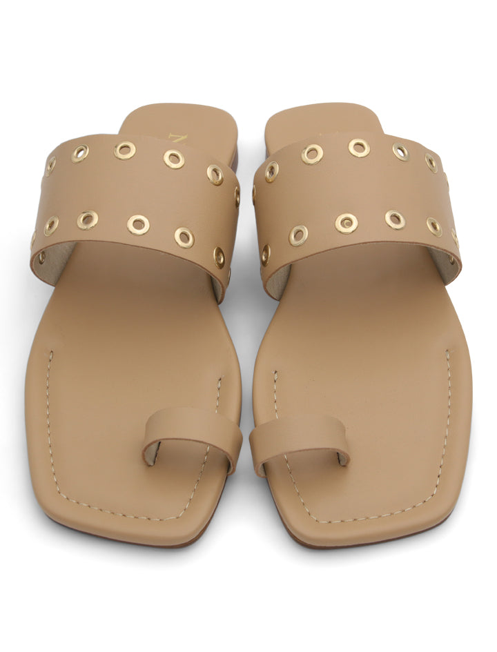 Sandalia cool de tachas tierra