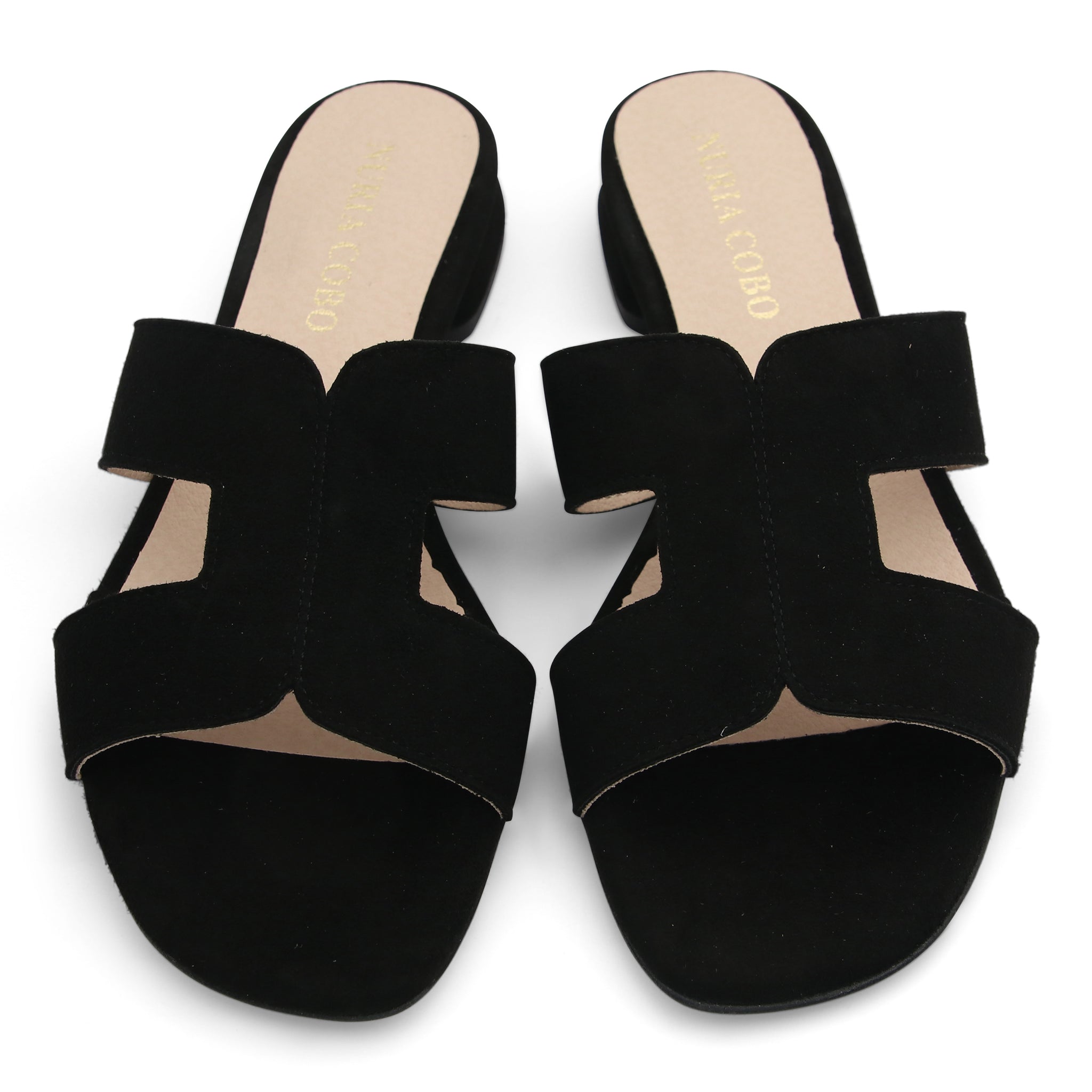 Sandalia plana negra destalonada de mujer en ante Nuria Cobo