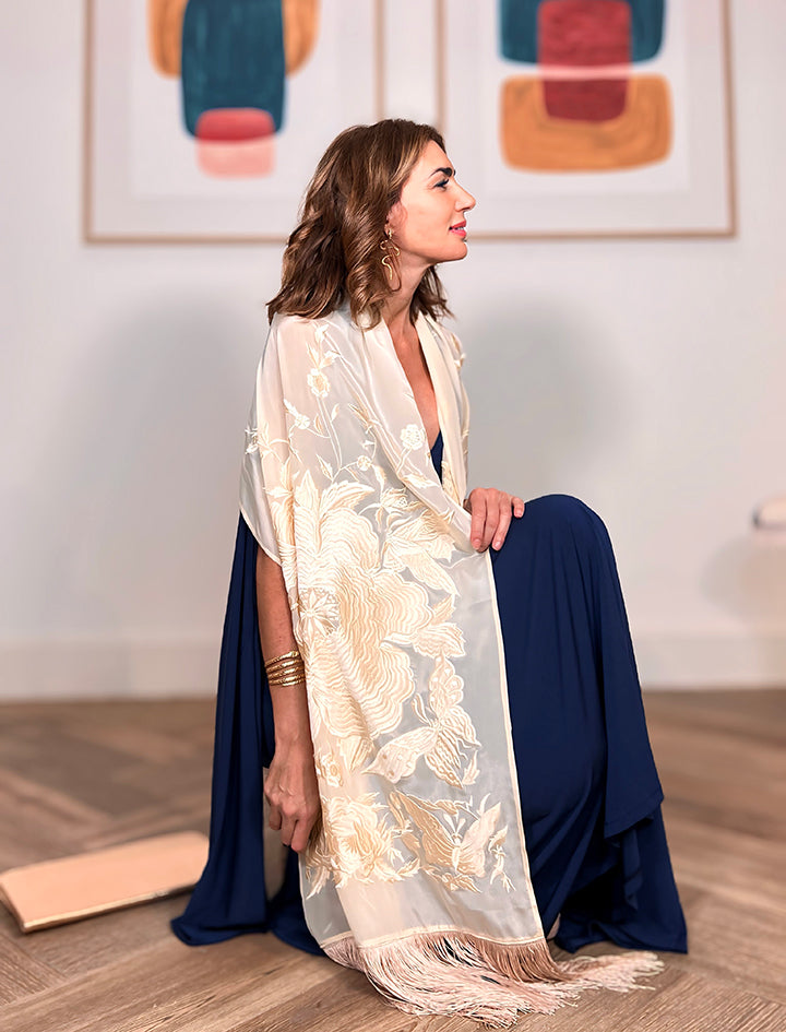 Chal bordado color crema con caída fluida y aire elegante – Nuria Cobo

