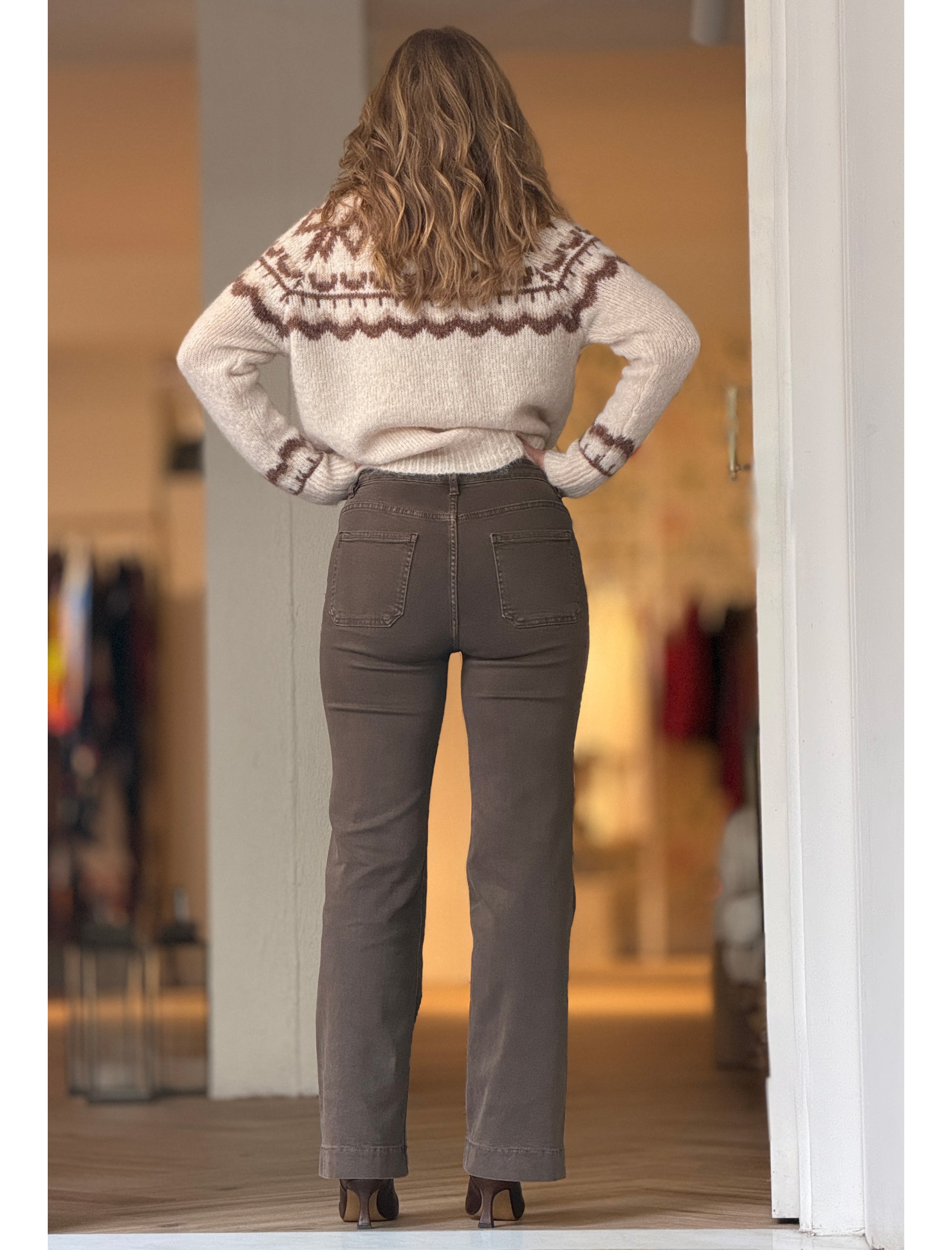 Pantalón vaquero bolsillos trenzados marrón suave