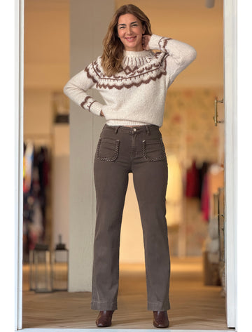 Pantalón vaquero bolsillos trenzados marrón suave