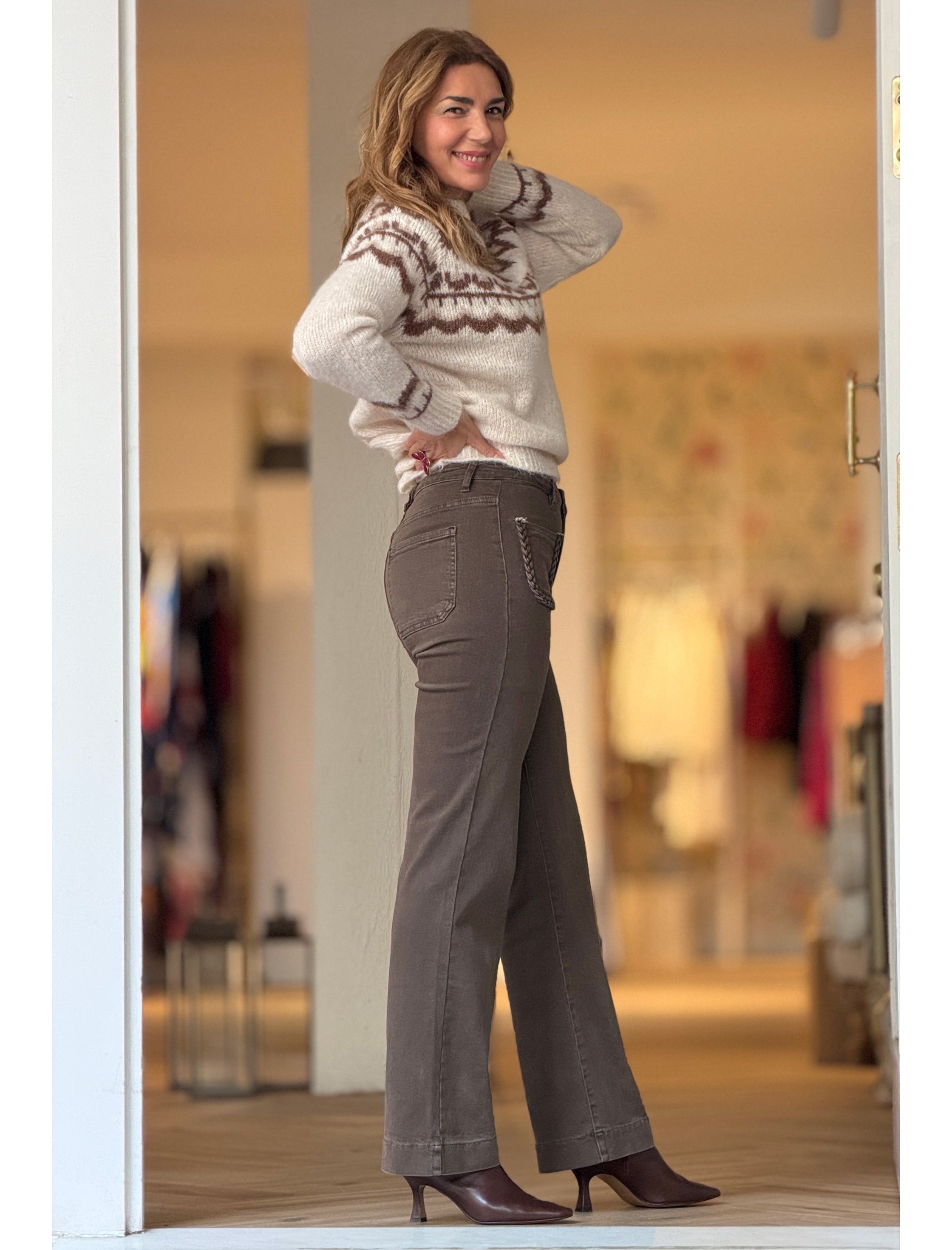 Pantalón vaquero bolsillos trenzados marrón suave