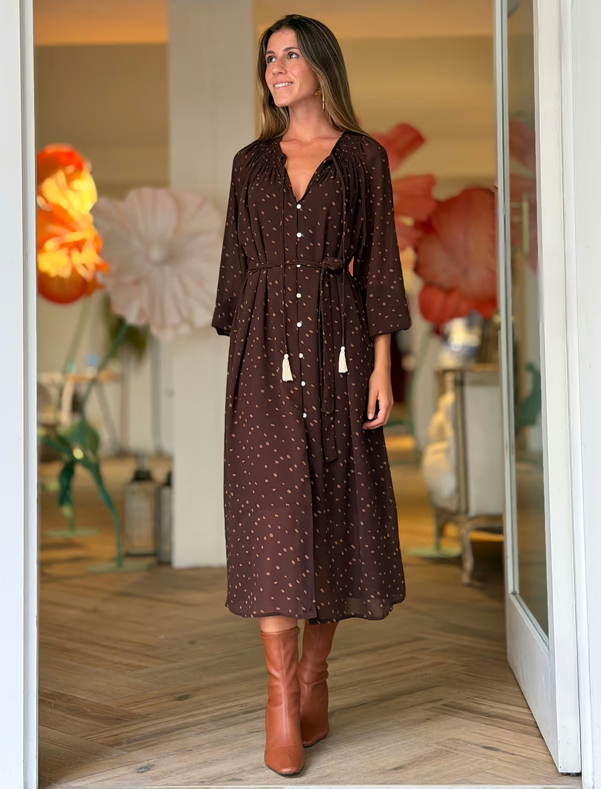 Vestido marrón de lunares chic