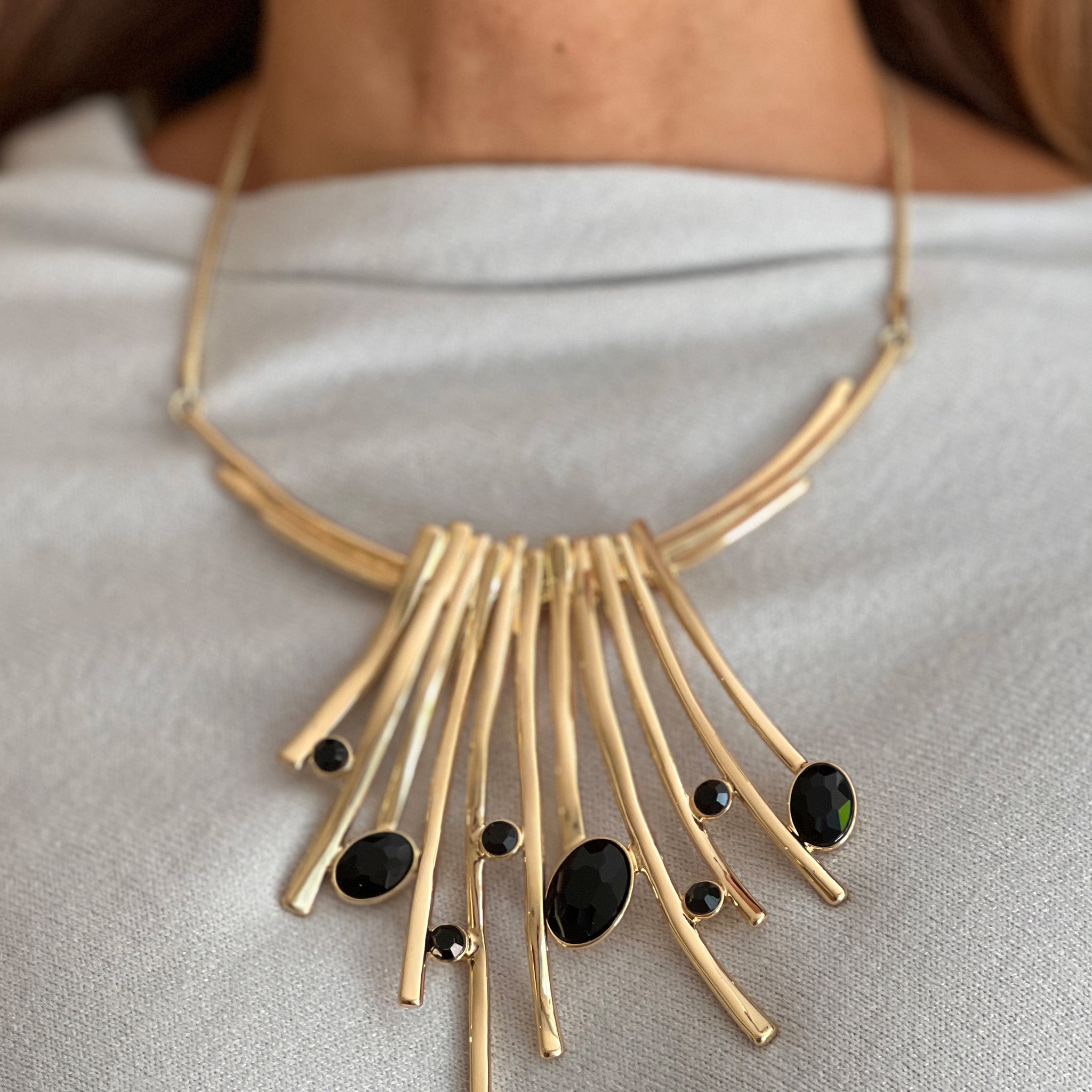 SPECTACULAR BLACK NECKLACE