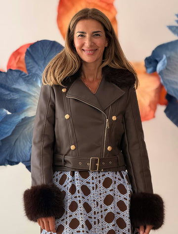Chaqueta marrón cuello de pelo chic