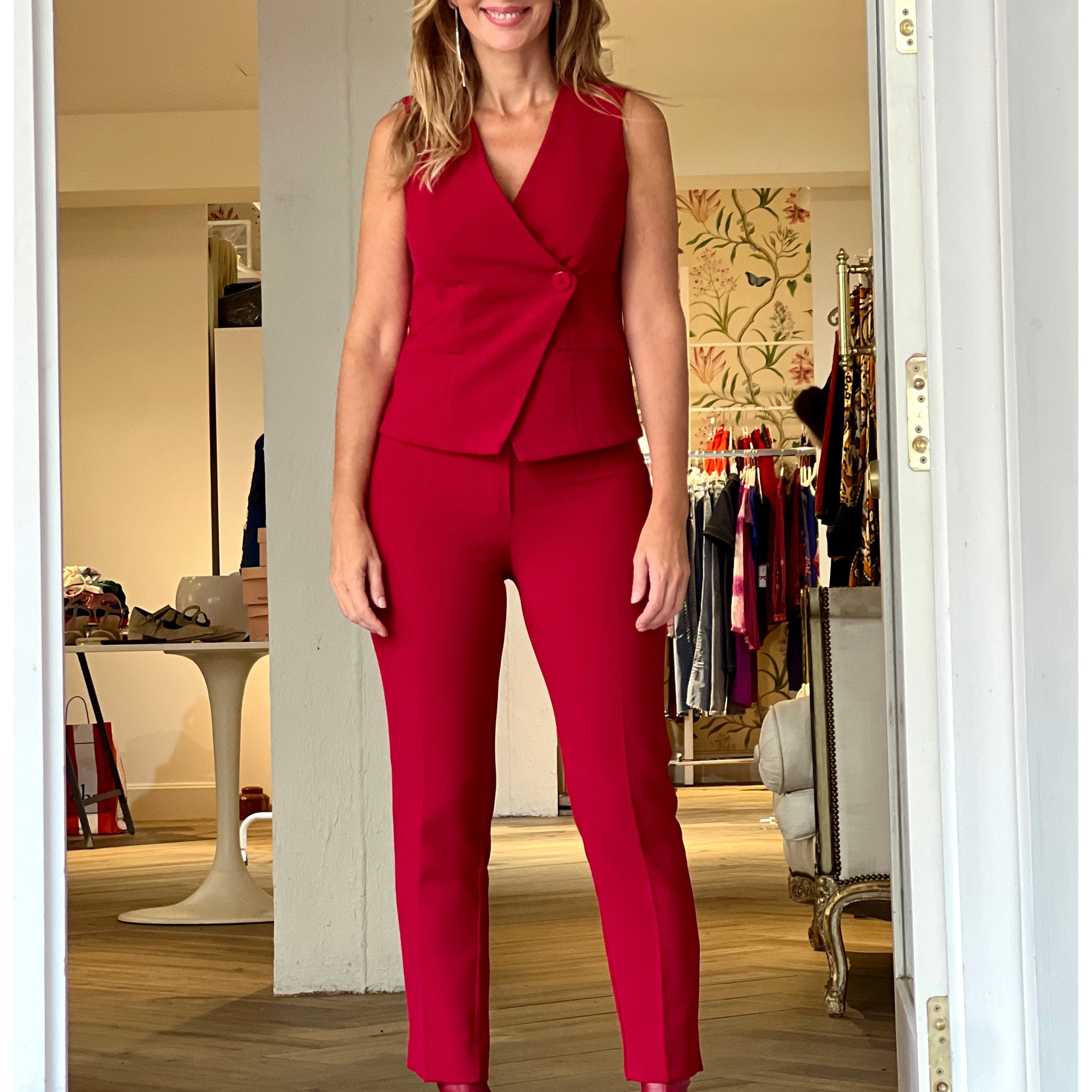 Total look chaleco chic y pantalón para todo marsala