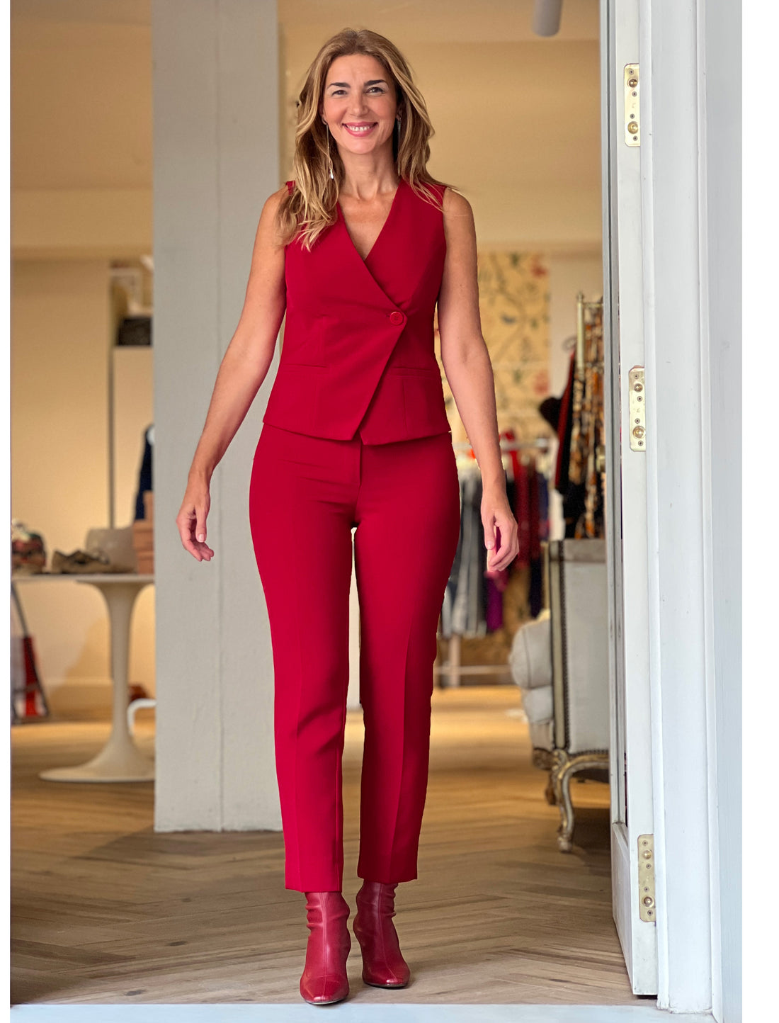 Total look chaleco chic y pantalón para todo marsala