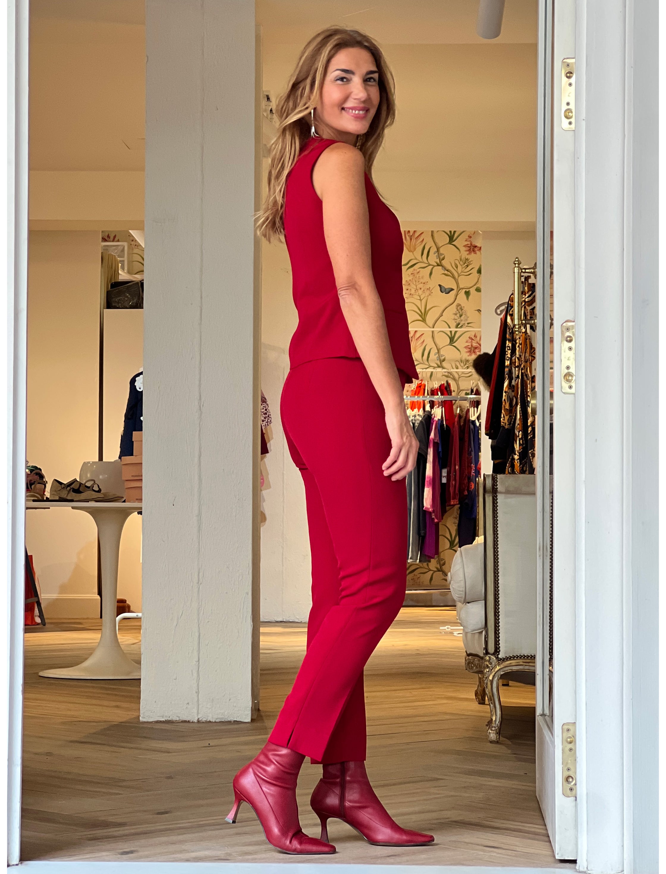 Total look chaleco chic y pantalón para todo marsala