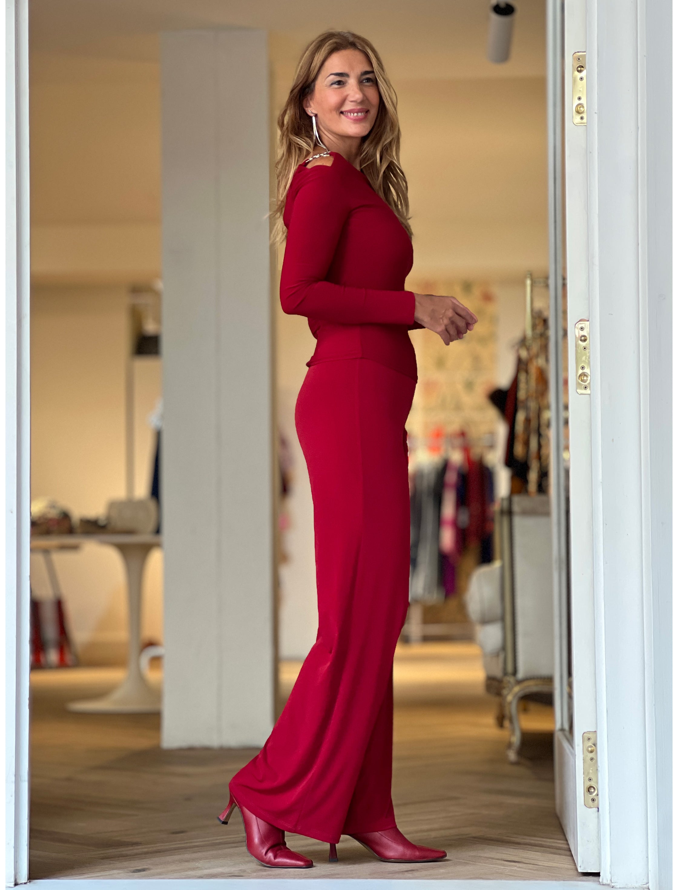 Total look cuerpo elástico ideal Nuri con pantalón soft favorecedor burgundy