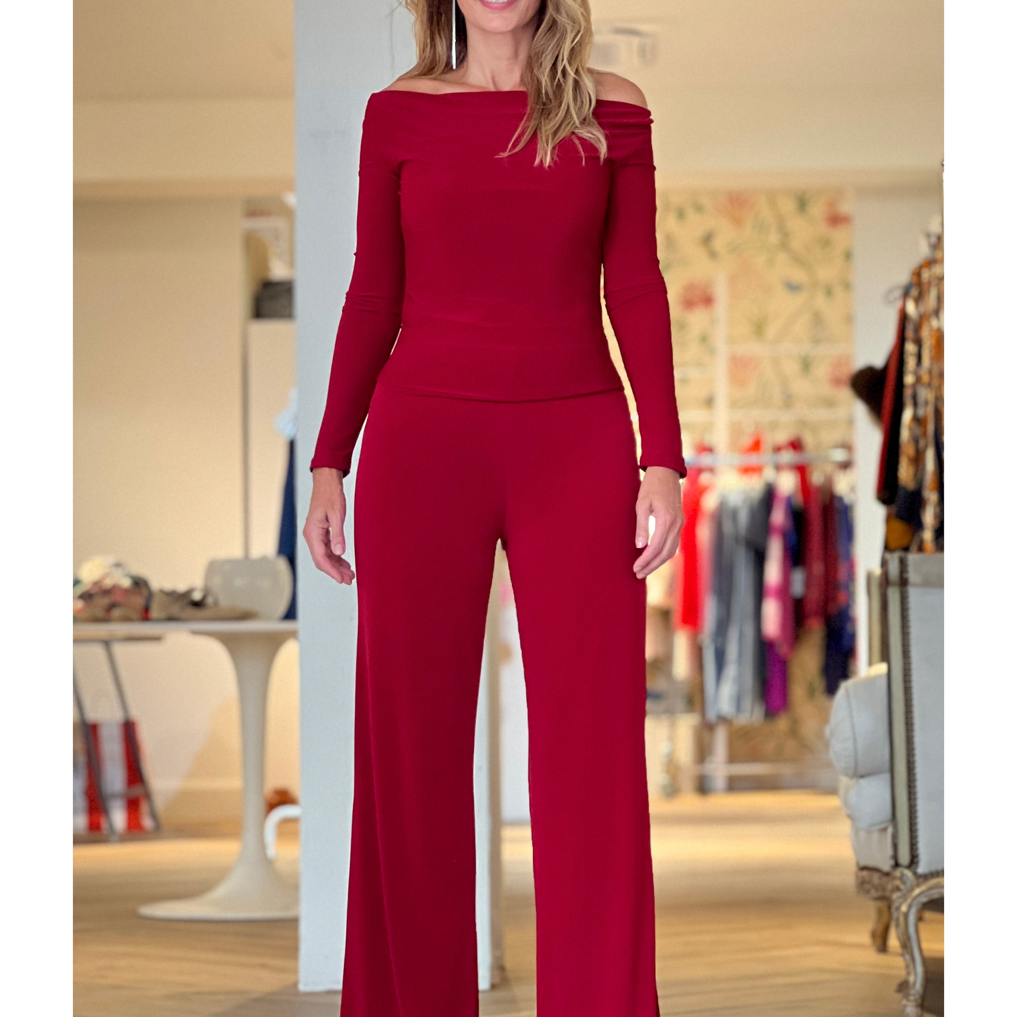 Total look cuerpo elástico ideal Nuri con pantalón soft favorecedor burgundy