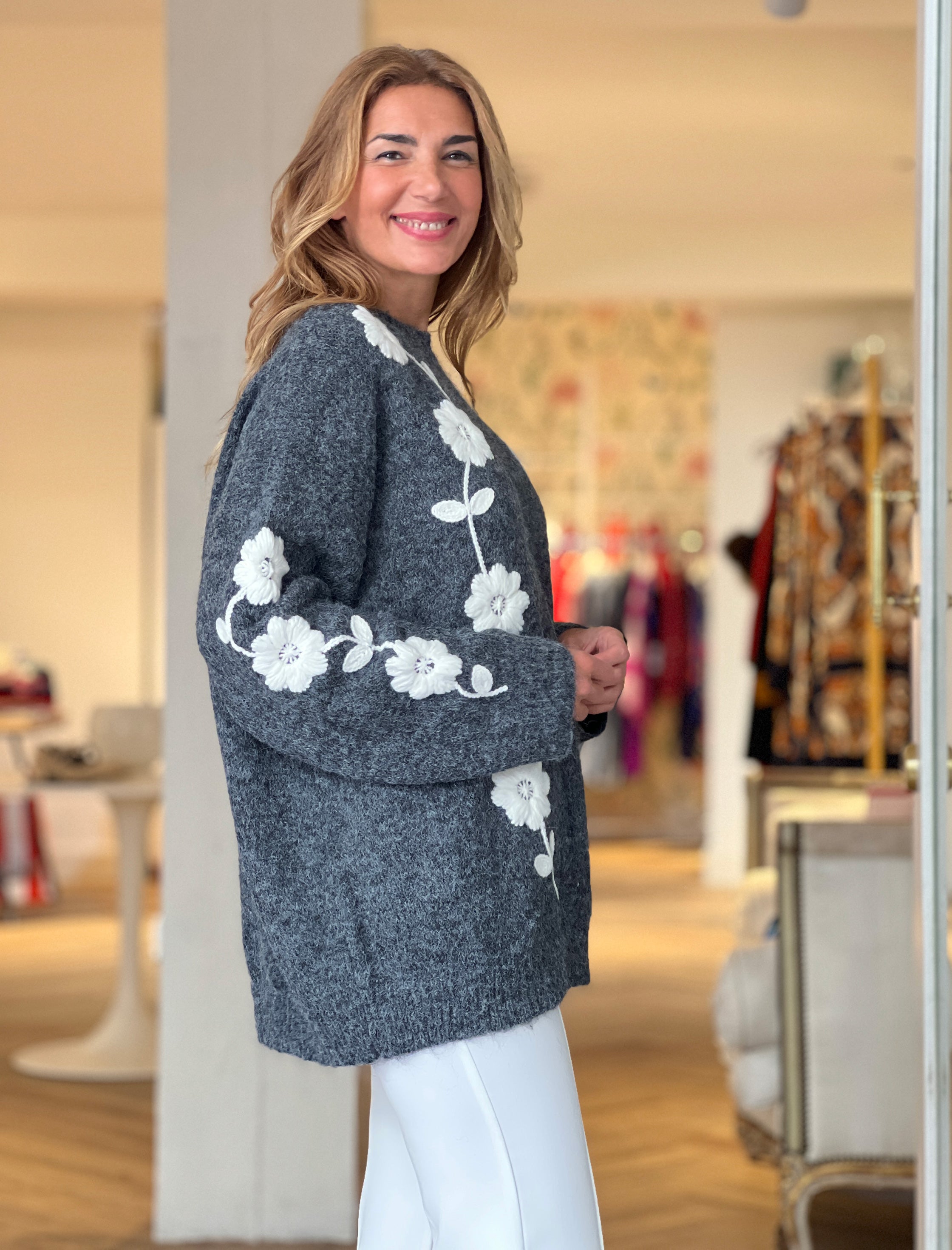 Jersey flores bordadas gris