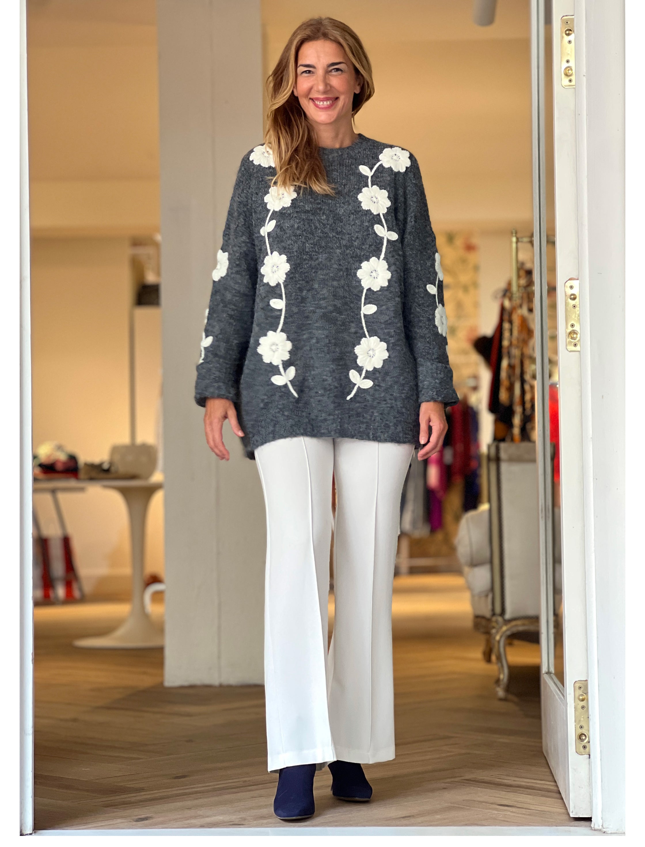 Jersey flores bordadas gris