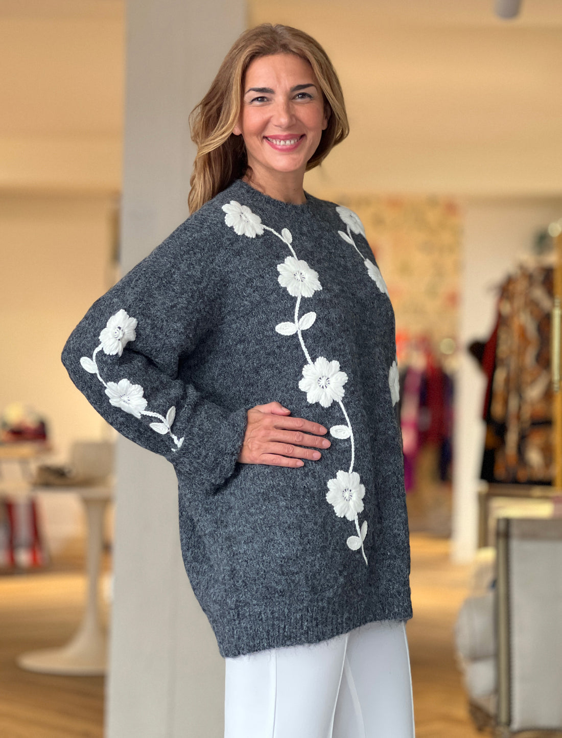 Jersey flores bordadas gris
