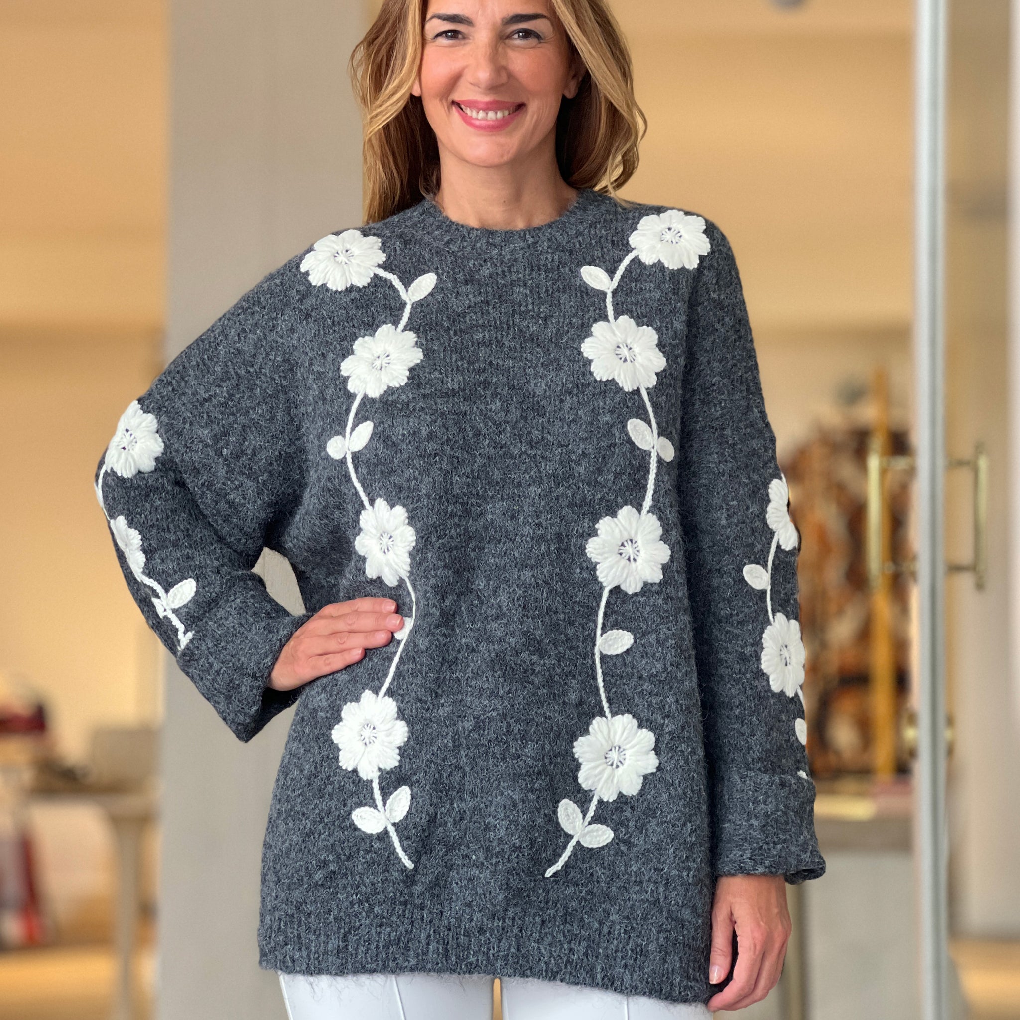 Jersey flores bordadas gris