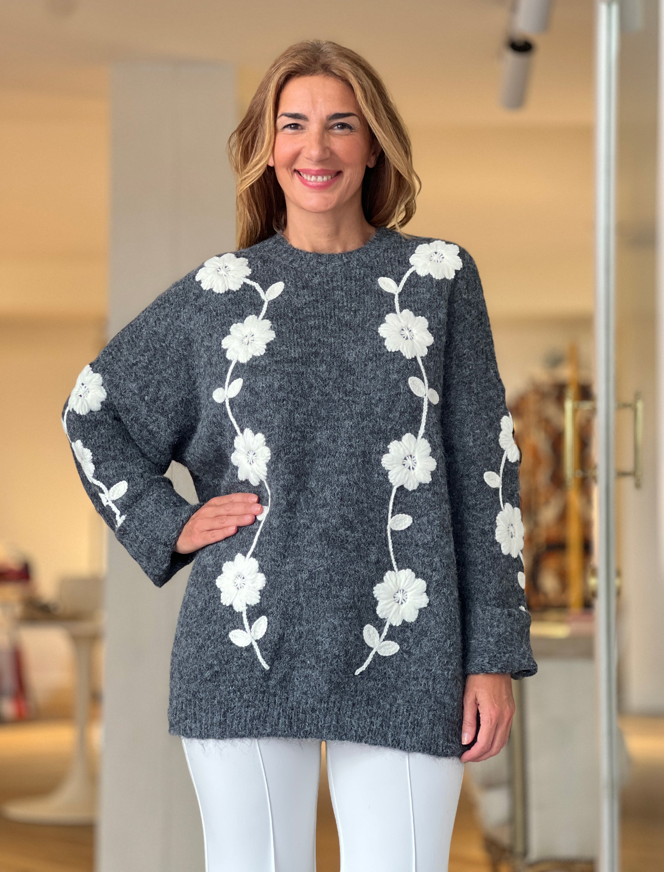 Jersey flores bordadas gris
