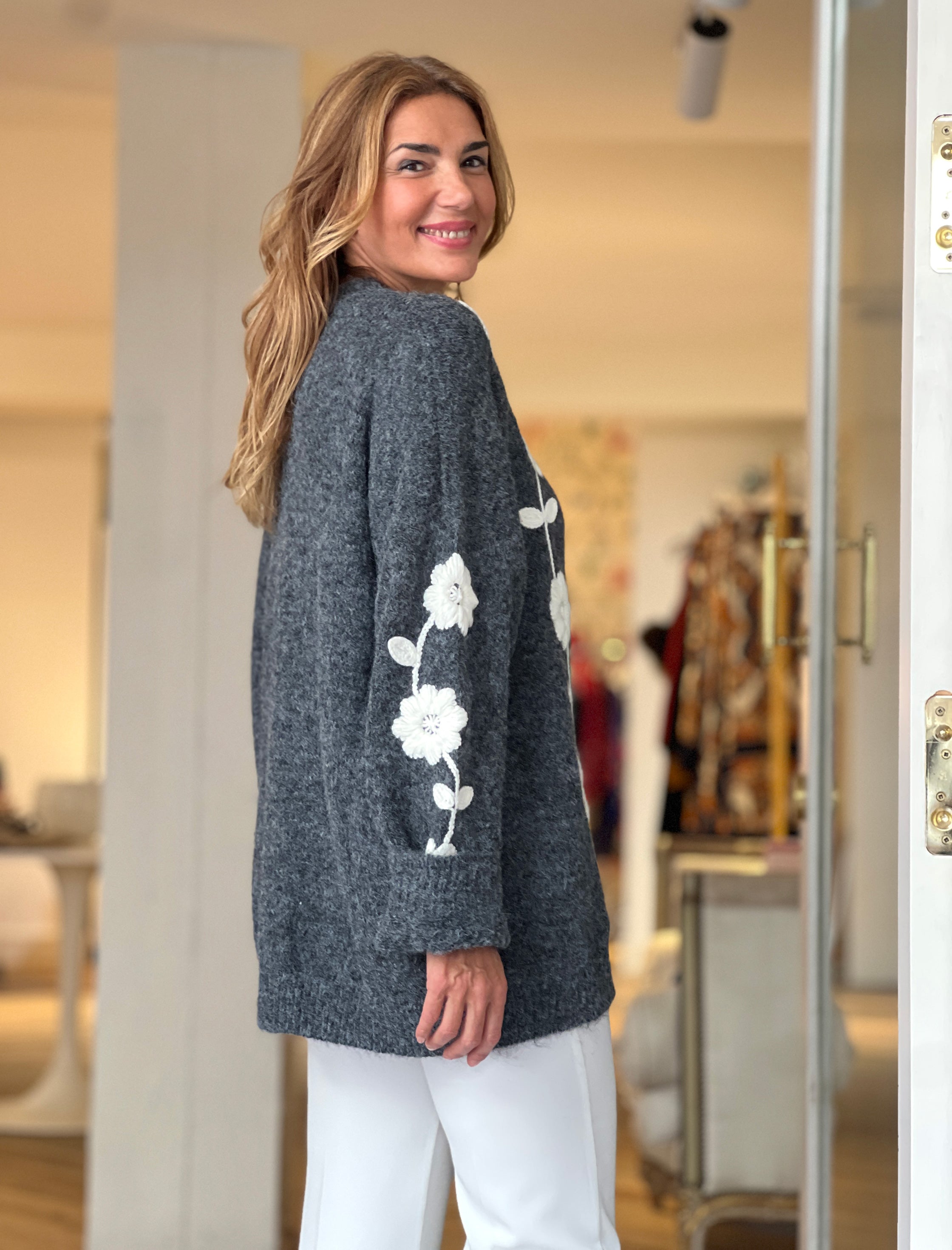 Jersey flores bordadas gris