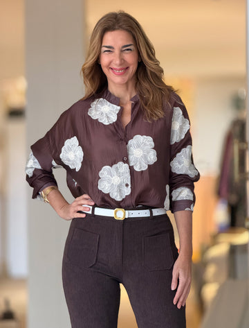 Camisa flores bordadas marrón chocolate